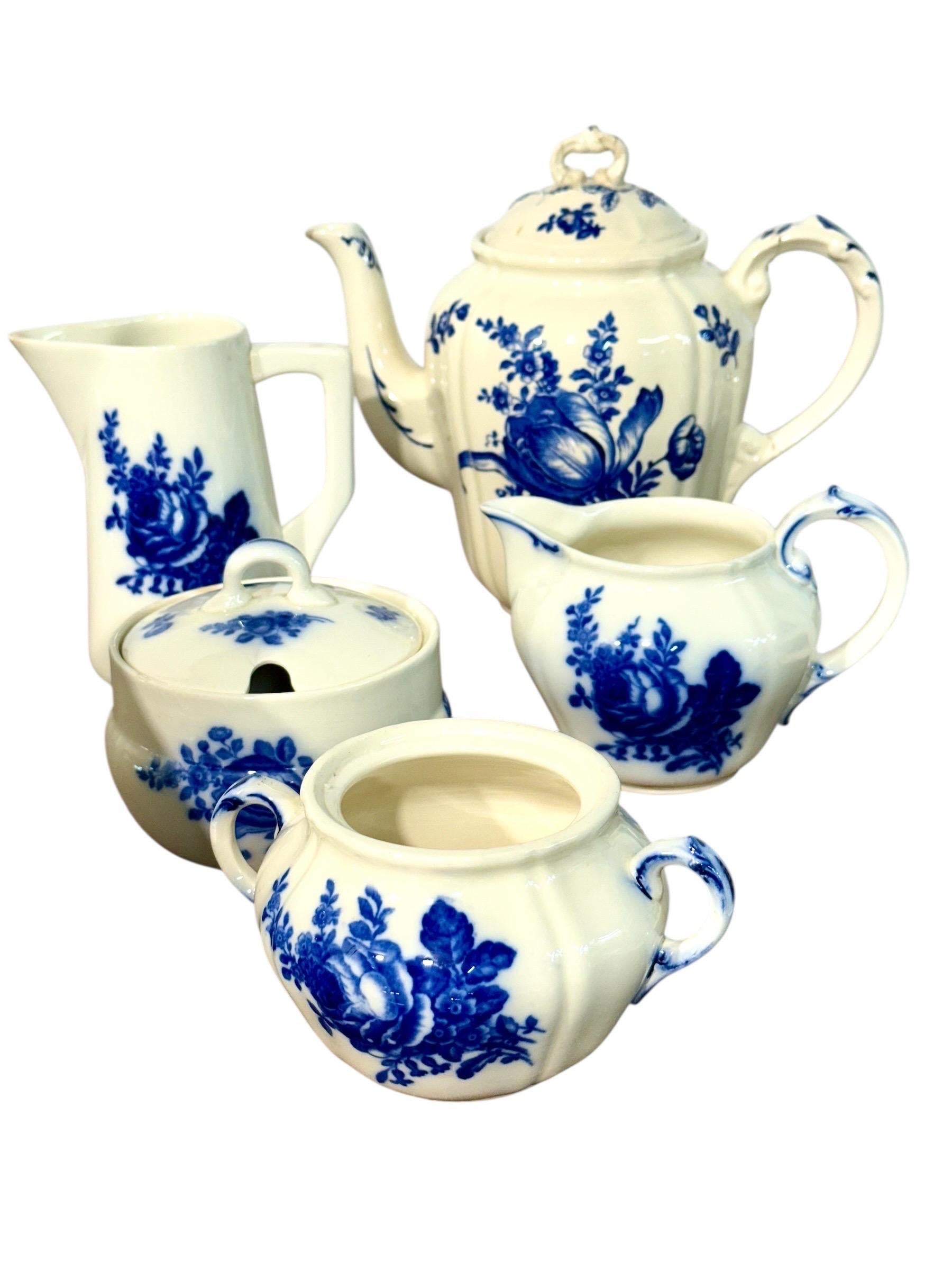 Villeroy & Boch Blue and White Faience Dinnerware Service, 29 Pieces in vendita 2