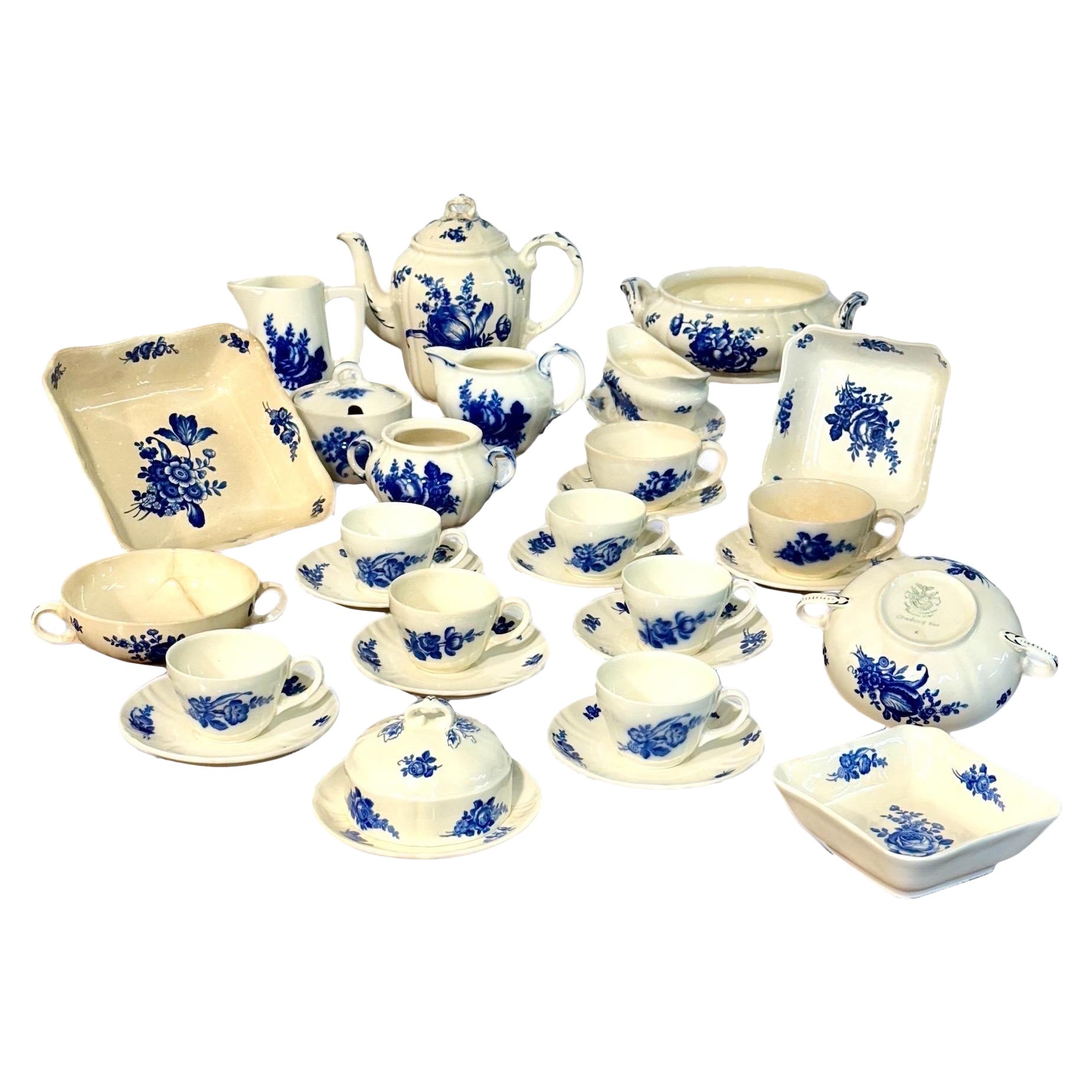 Villeroy & Boch Blue and White Faience Dinnerware Service, 29 Pieces in vendita