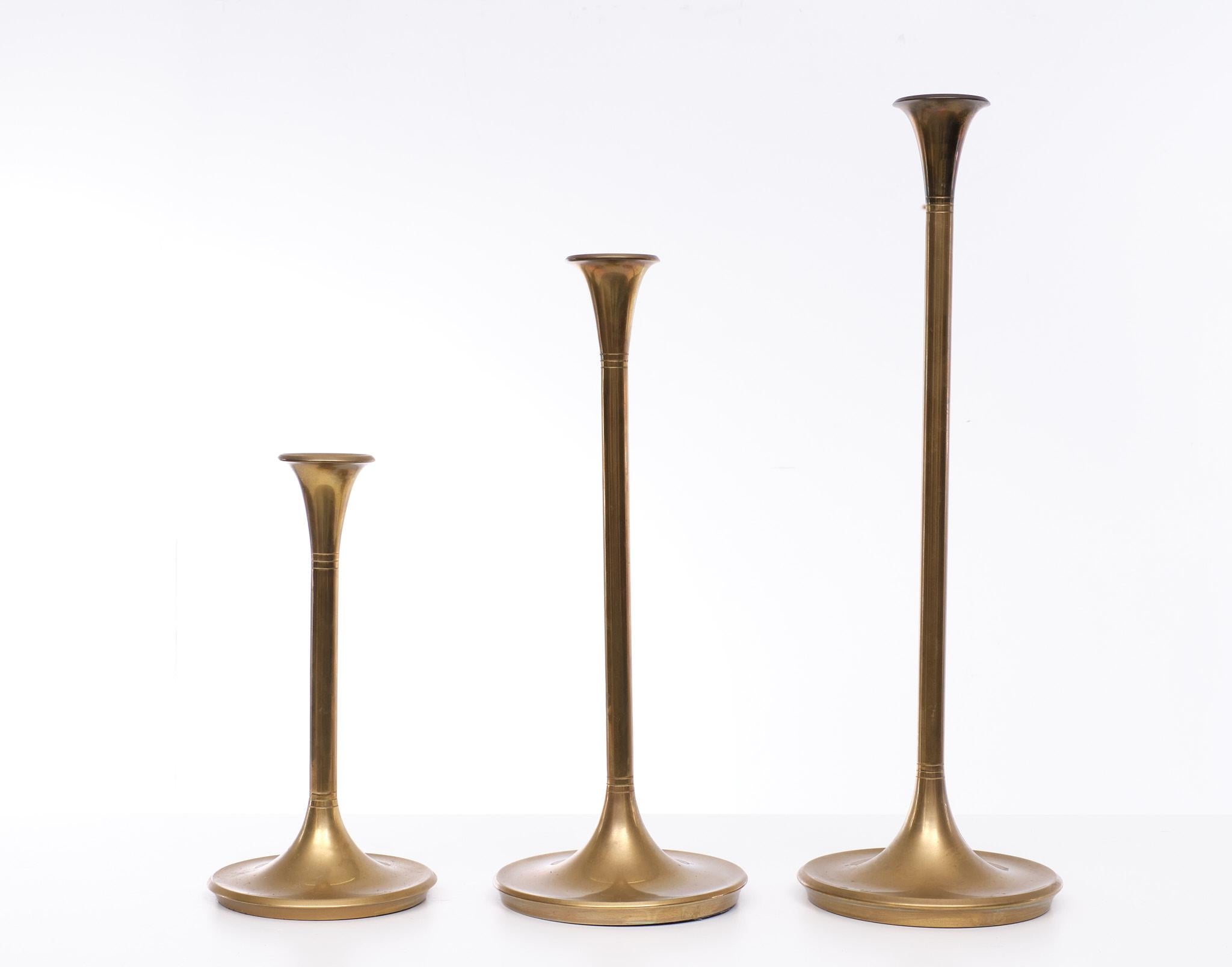 Very nice set off Brass candle sticks. Three pieces. Three sizes. good quality.
Made for Villeroy & Boch. 1980s 
Measures: large Height 44.5 cm Diameter 16 cm
 middle Height 36 cm Diameter 14 cm
 small Height 25 cm Diameter 12 cm.


