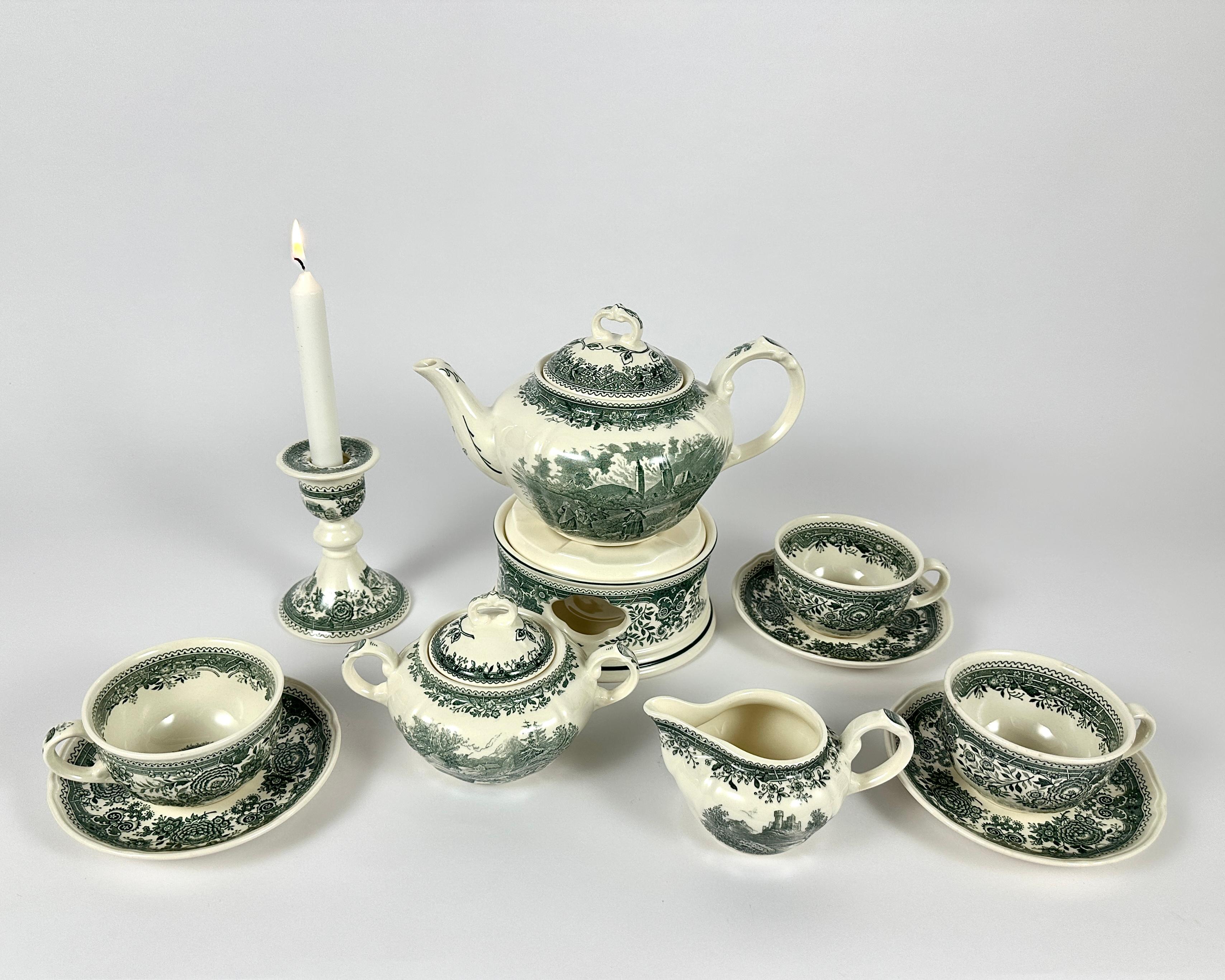 Juego de Té y Café Villeroy & Boch de Porcelana para Tres Personas Verde Burgenland.

Este juego de exquisita vajilla de porcelana para 3 personas es ideal para la ceremonia del té o para poner la mesa.

Los juegos de té no sólo crearán un ambiente