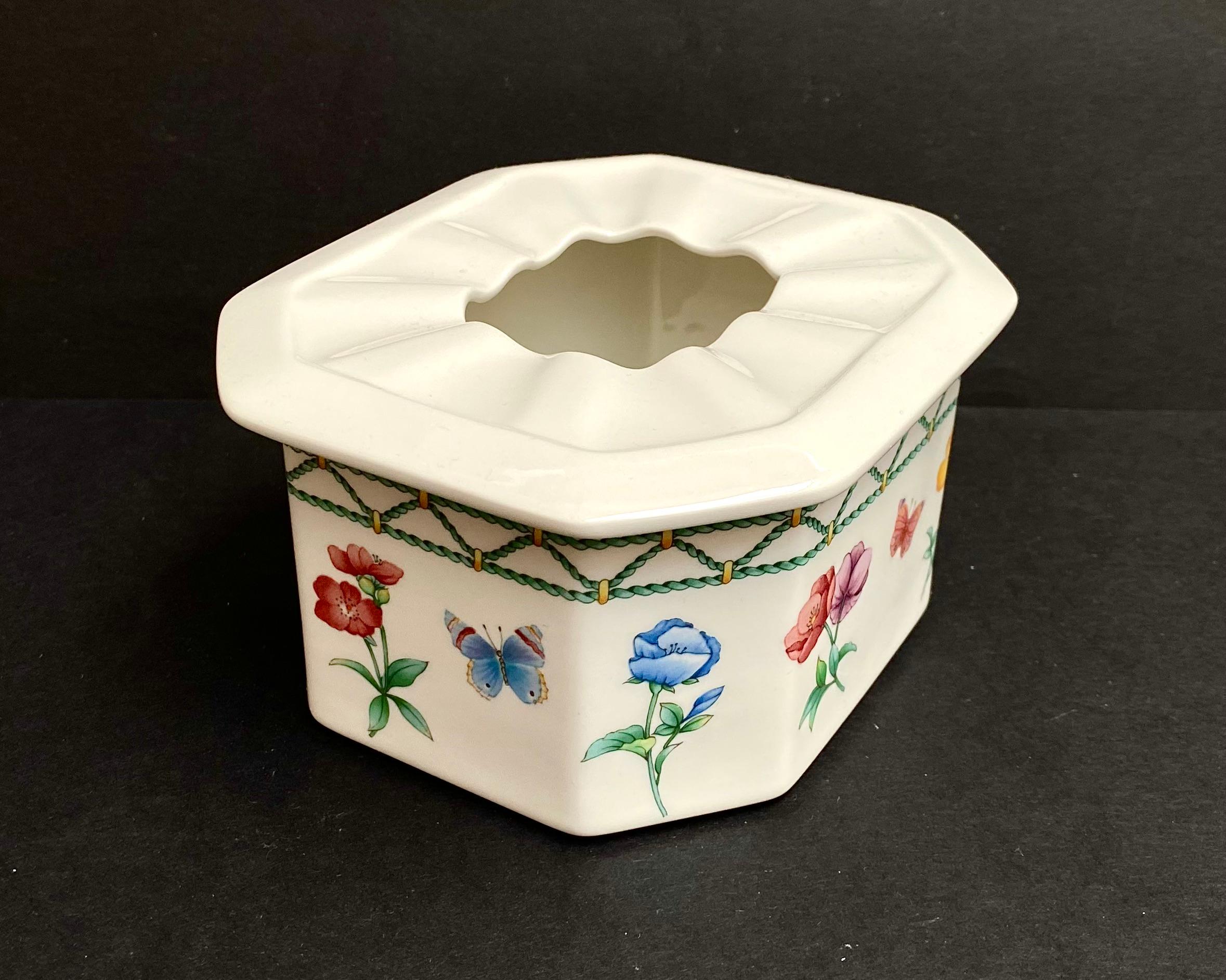 Villeroy & Boch Casa Verde Warmer, Germany, 1992-1995s

The warming stand from Villeroy and Boch Casa Verde series is made of high-quality porcelain with a glazed coating.

White color decorated with a lovely flower and butterfly motif will look