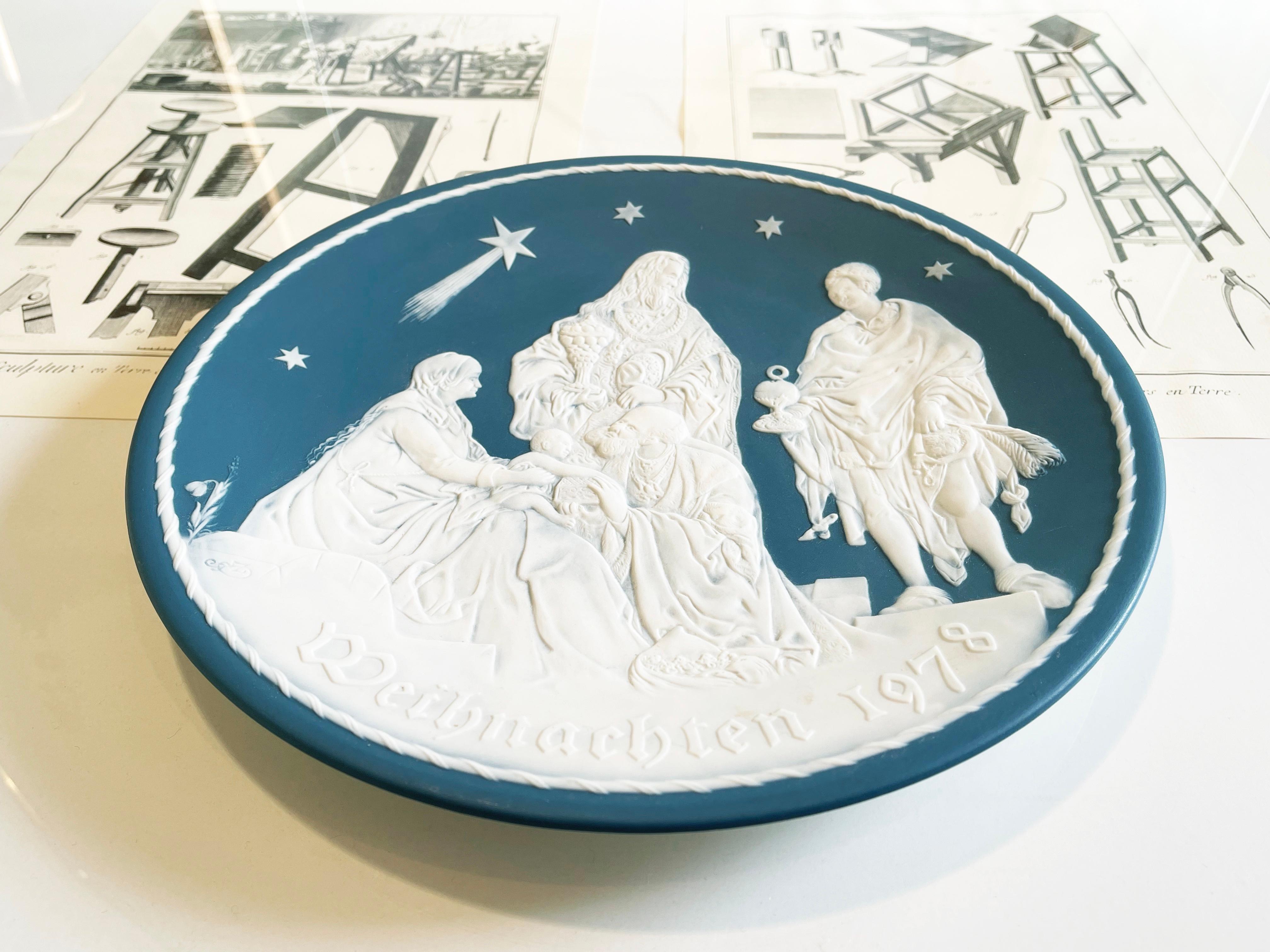 Néoclassique 1970 Villeroy & Boch Assiette Pâte-sur-pâte en Turquoise, Scène de Noël en vente
