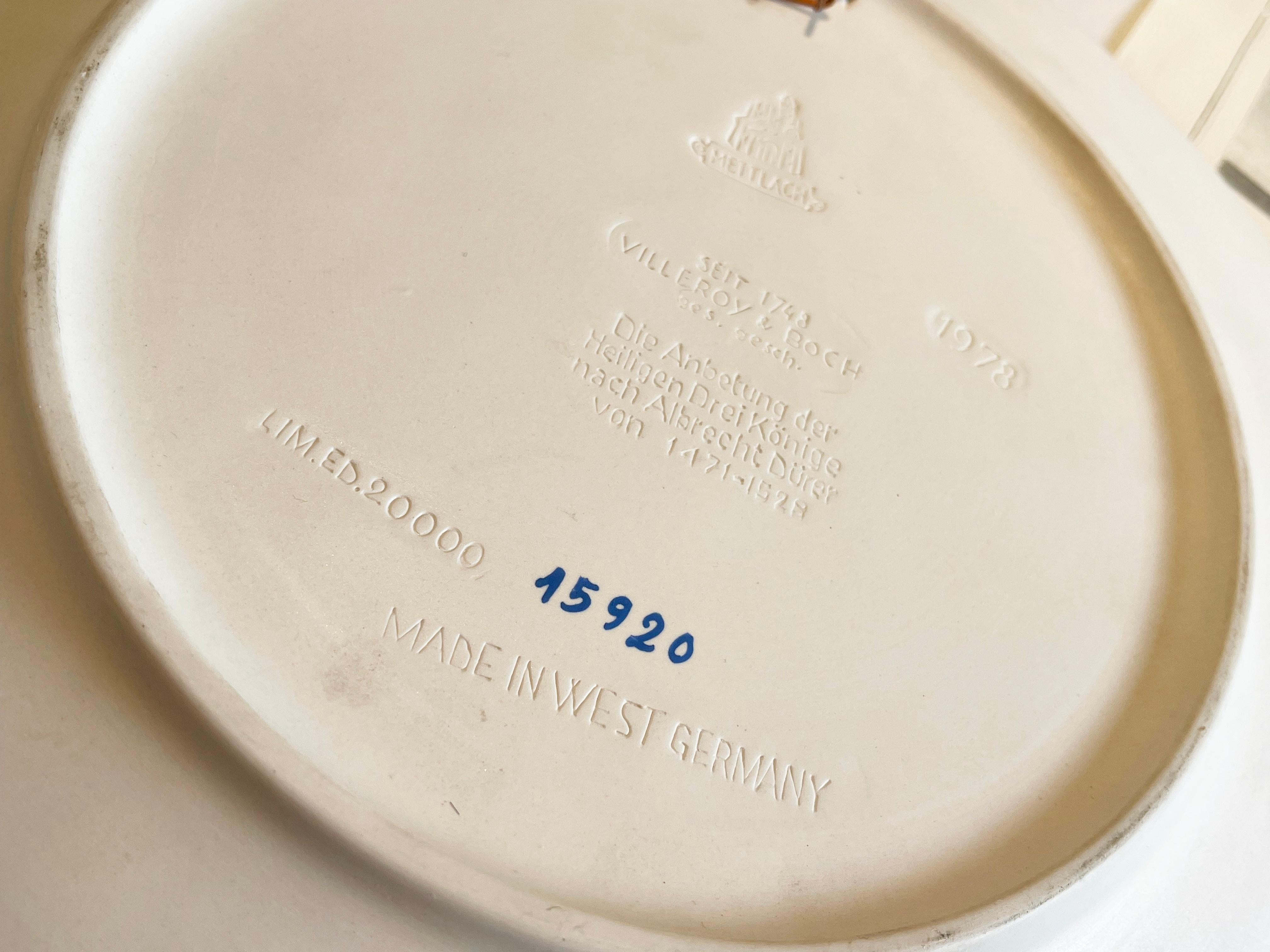 1970 Villeroy & Boch Assiette Pâte-sur-pâte en Turquoise, Scène de Noël en vente 1