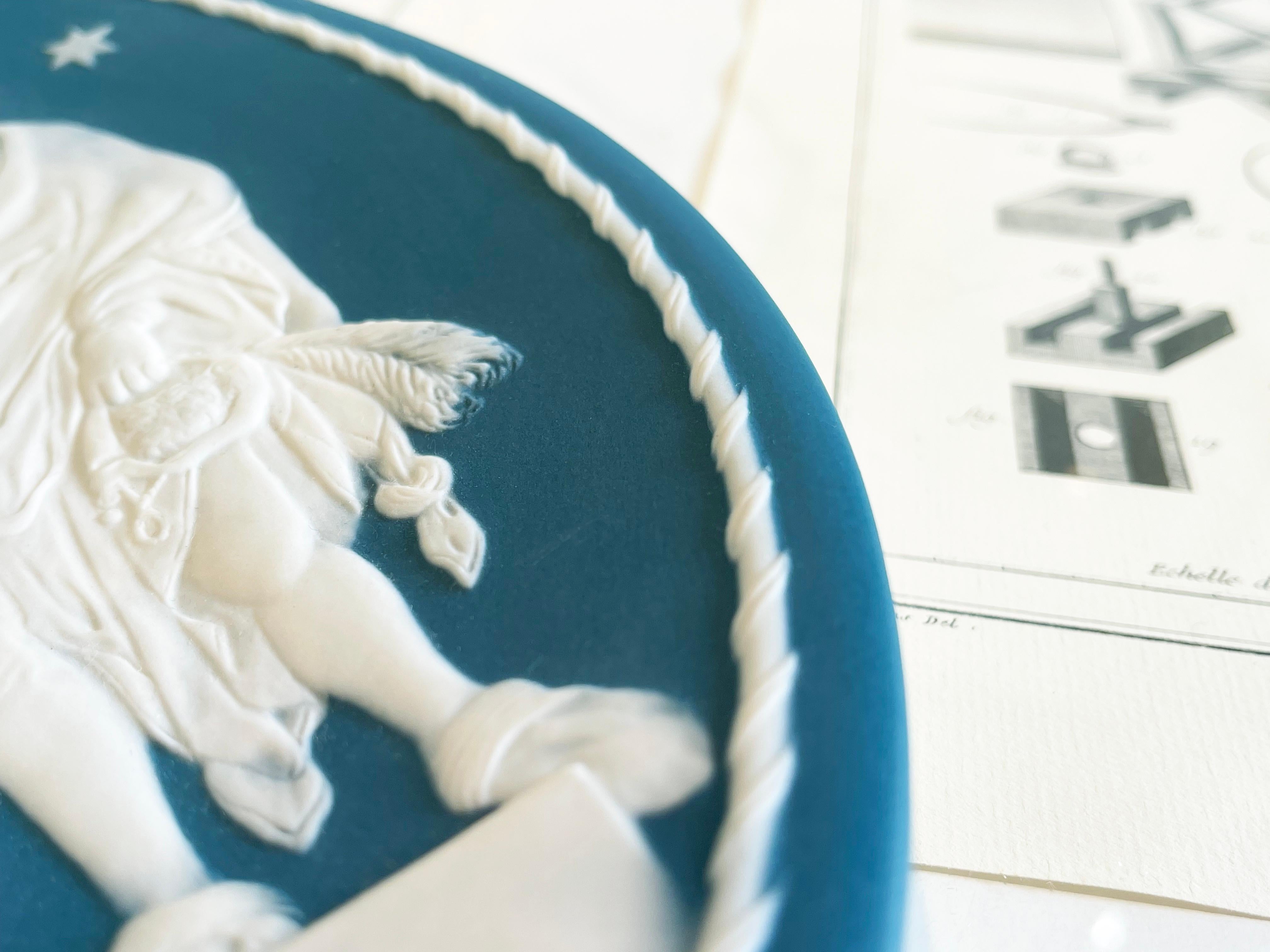 Allemand 1970 Villeroy & Boch Assiette Pâte-sur-pâte en Turquoise, Scène de Noël en vente