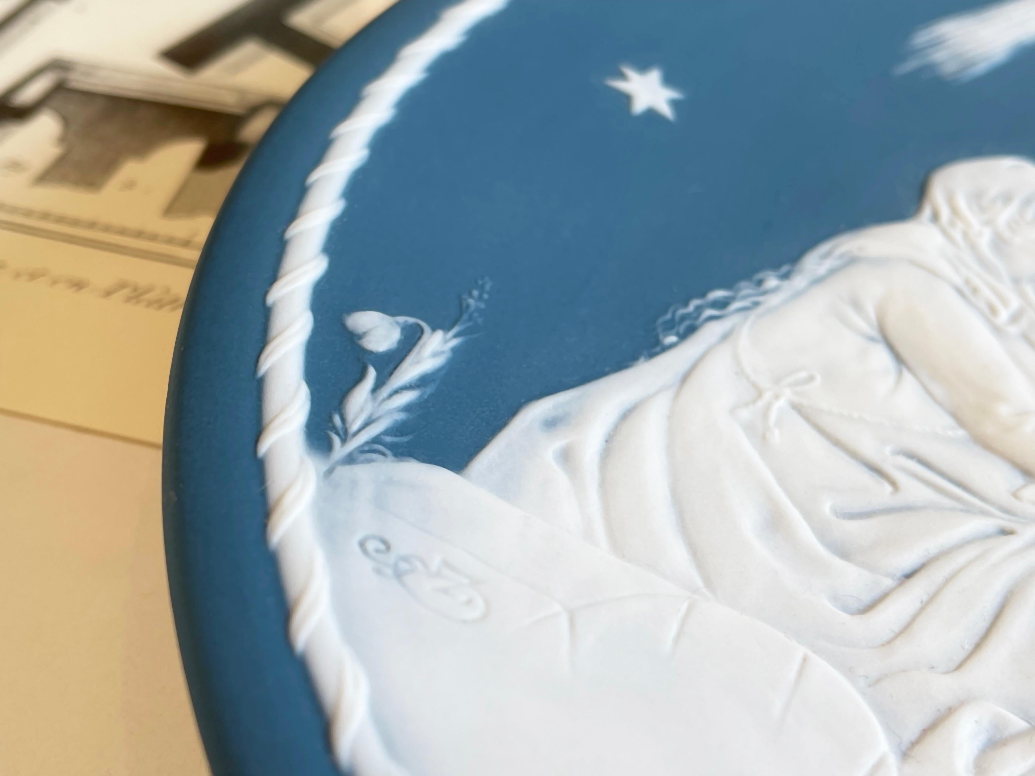 Fait main 1970 Villeroy & Boch Assiette Pâte-sur-pâte en Turquoise, Scène de Noël en vente