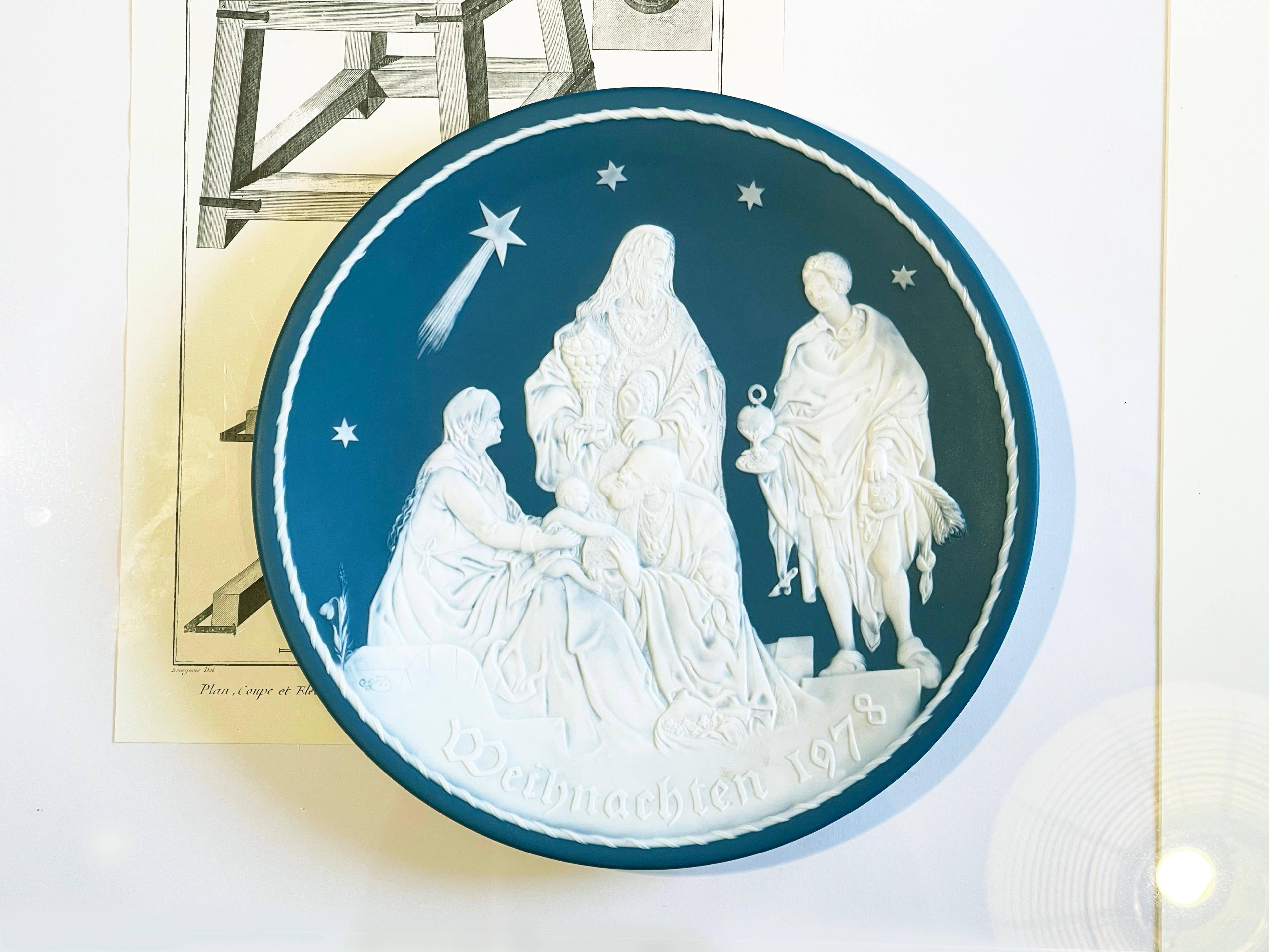 Édition limitée par le célèbre fabricant allemand de porcelaine d'art et de table Villeroy & Boch, Mettlach depuis 1748. 
Une assiette murale de Noël en technique Jasperware (ou également Pâte-sur-pâte) dans une porcelaine blanche transparente