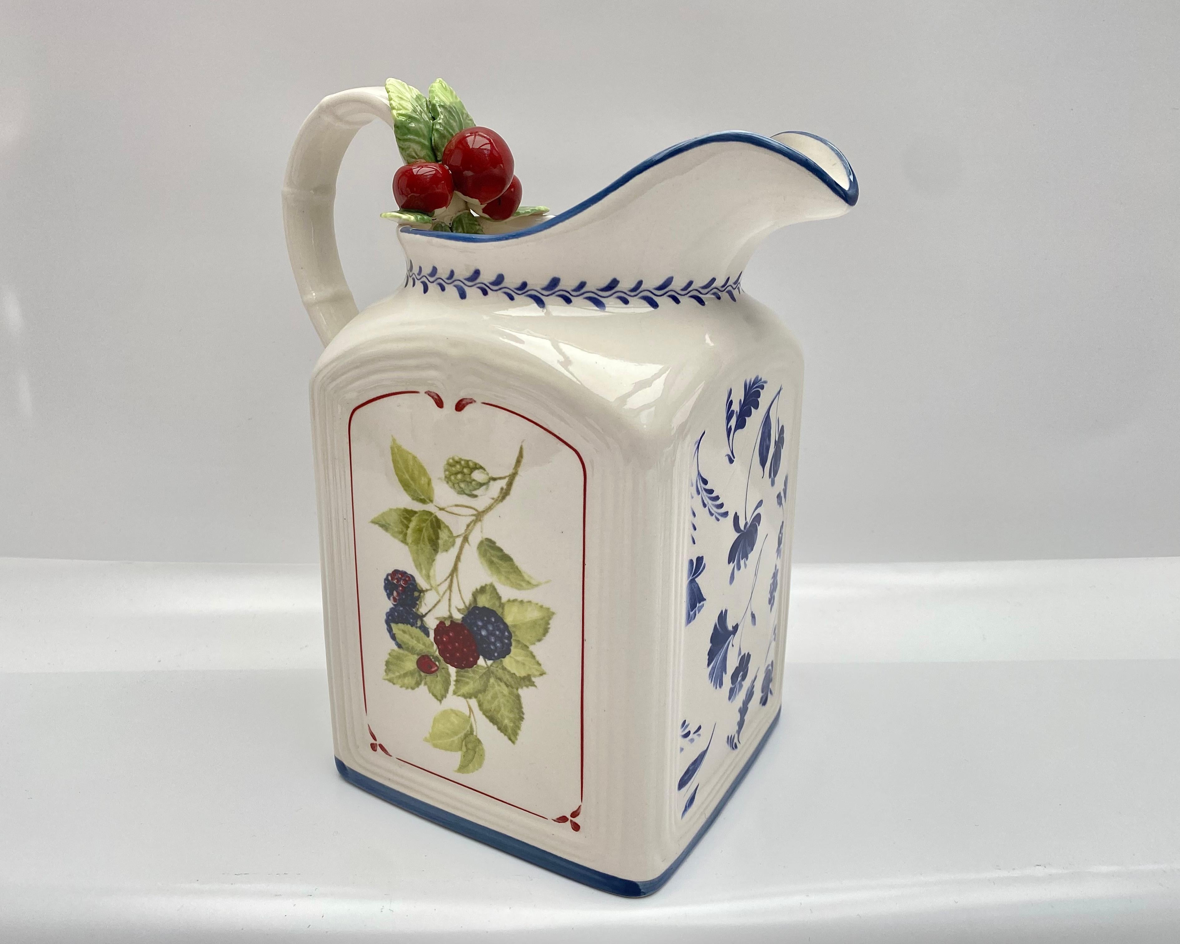 Ajoutez une touche de charme rustique à votre cuisine avec ce grand pichet vintage de la collection Cottage Charm de Villeroy & Boch. 

Cette magnifique pièce témoigne de la qualité de fabrication et de l'attention portée aux détails qui font la