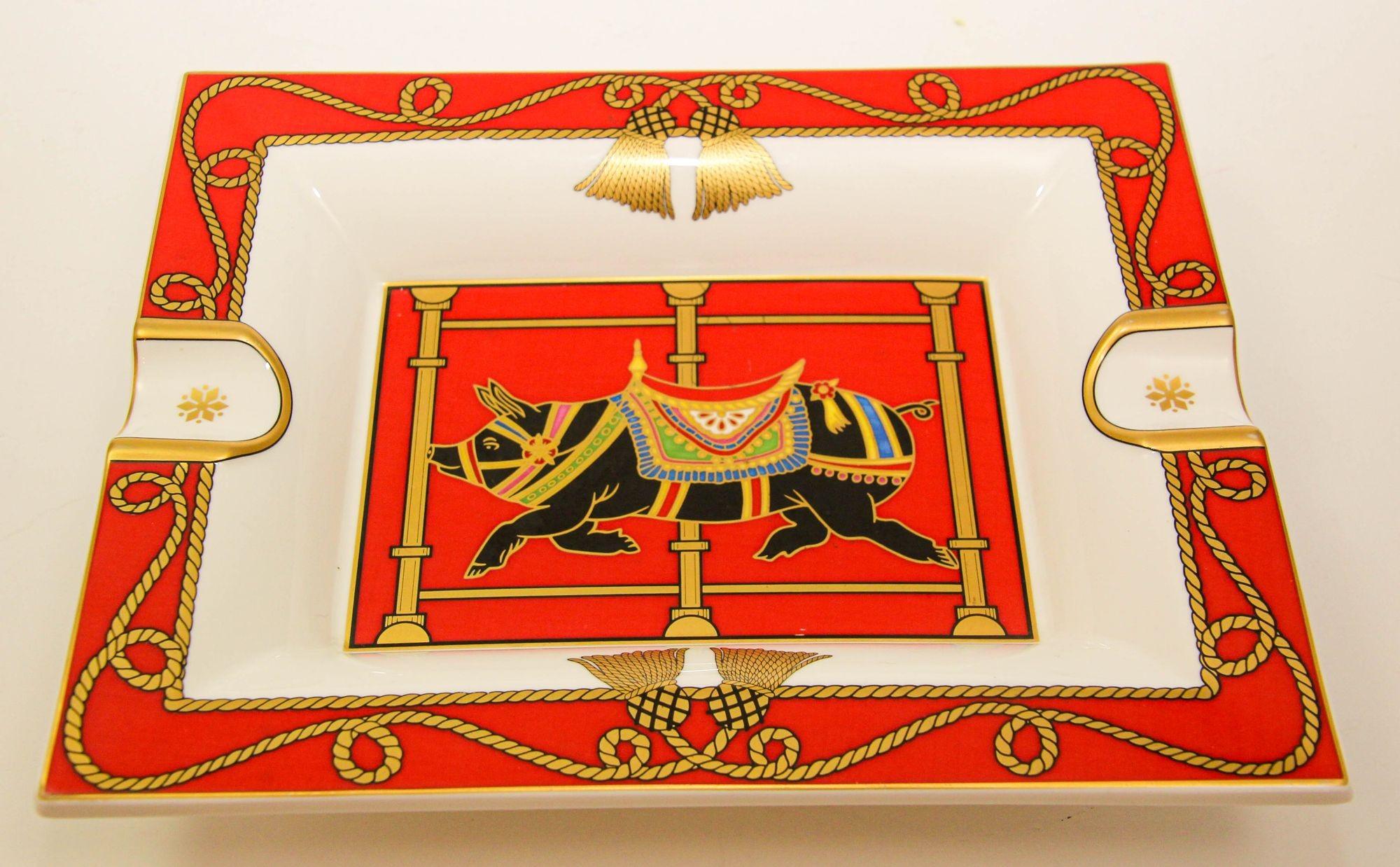 Villeroy & Boch Heinrich Carrousel Nostalgie Sally großer Porzellan Zigarrenaschenbecher oder Auffangbehälter.
Die perfekte Ergänzung für Ihren Couchtisch oder Beistelltisch.
Der Schwerpunkt der Aschenbecher ist diese schöne rote und goldene