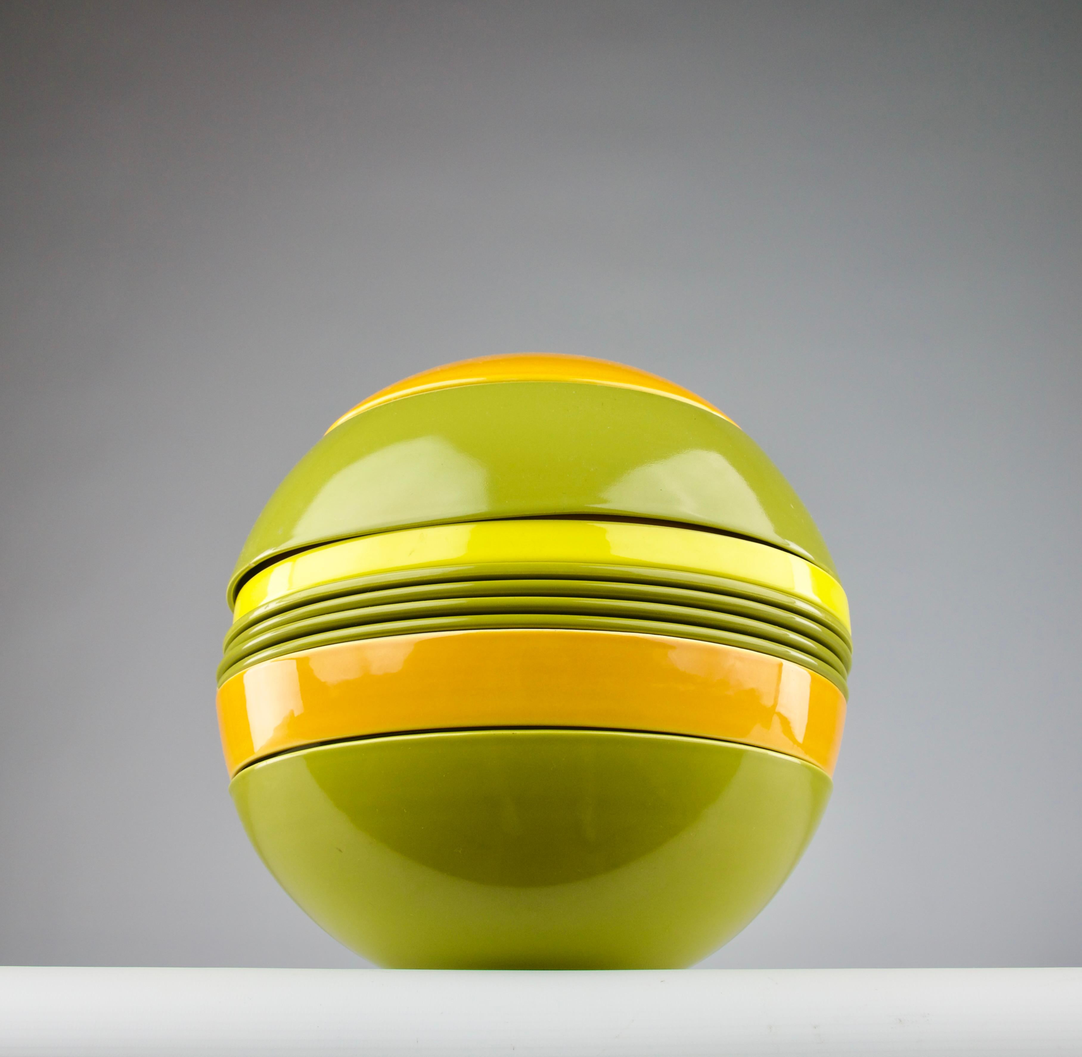 Superb mid century modern design ball service by Helen Von Boch for the 1971 Avant Garde collection of Villeroy & Boch in Germany.

Good condition. One small chip underneath six out of nineteen pieces.

Diameter of the piece : 28cm

Secure shipping.