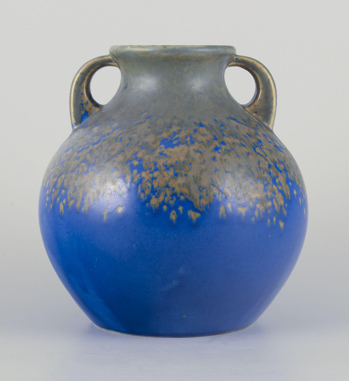 Pre-owned goods are exempt from import duties for U.S. customers. 
Therefore, no import tariffs will be applicable to your purchase.

Villeroy & Boch, Luxembourg.
Large ceramic vase with two handles.
Classic form. Hand-glazed.
Glaze in blue and