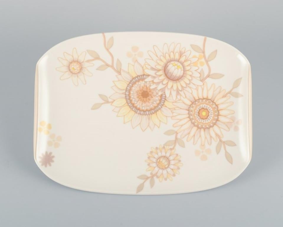 Villeroy & Boch, Luxembourg, two porcelain dishes.
Designed in retro style with sunflowers.
Late 20th century.
Marked.
In excellent condition.
Dimensions: L 32.0 cm x W 24.3 cm x H 2.5 cm.