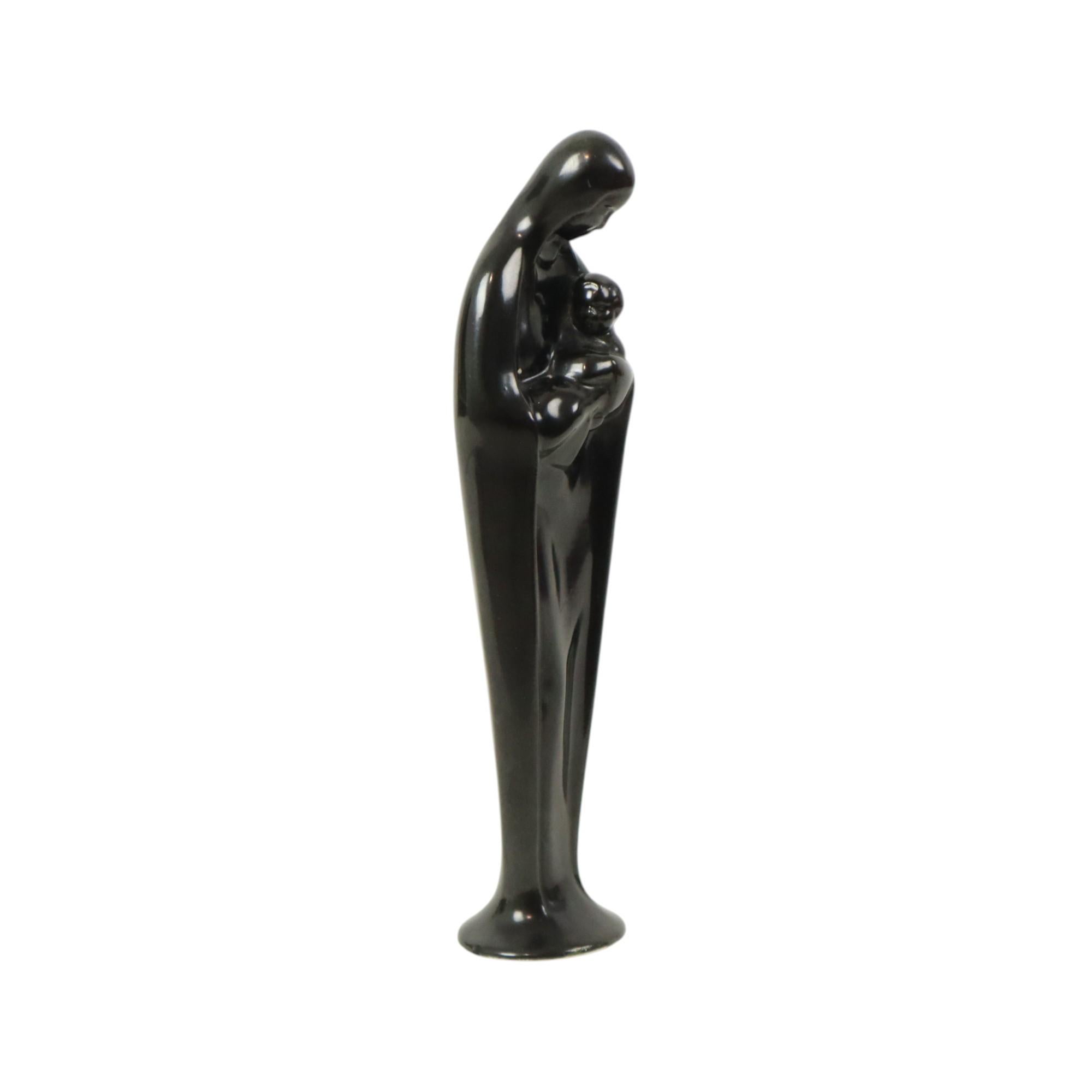 Rara statua, Madonna con bambino, realizzata da Villeroy & Boch negli anni '50, Lussemburgo, contrassegnata e numerata 665 nella parte inferiore.

Versione modernista della Madonna con Bambino, l'oggetto è realizzato in stile art deco e risale al