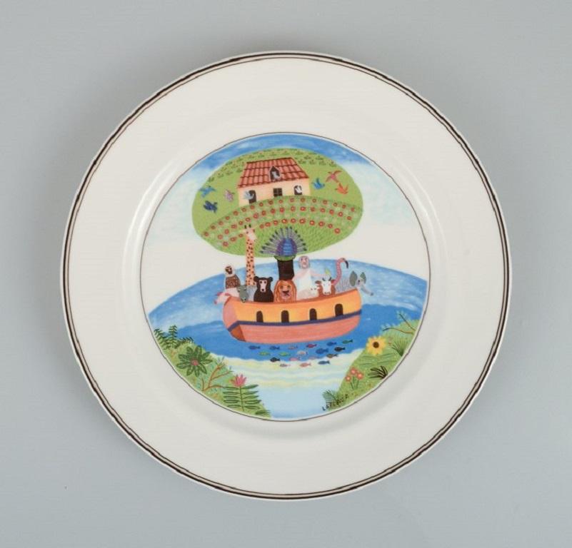 Piatti in porcellana Villeroy & Boch Naif. Un set di sette piatti da portata decorati con motivi naif.
Motivi di famiglie, villaggi e scene bibliche in stile naif.
Disegnato da A. Gérard Laplau.
Contrassegnato.
Misure: D 26,8 cm.
In ottime