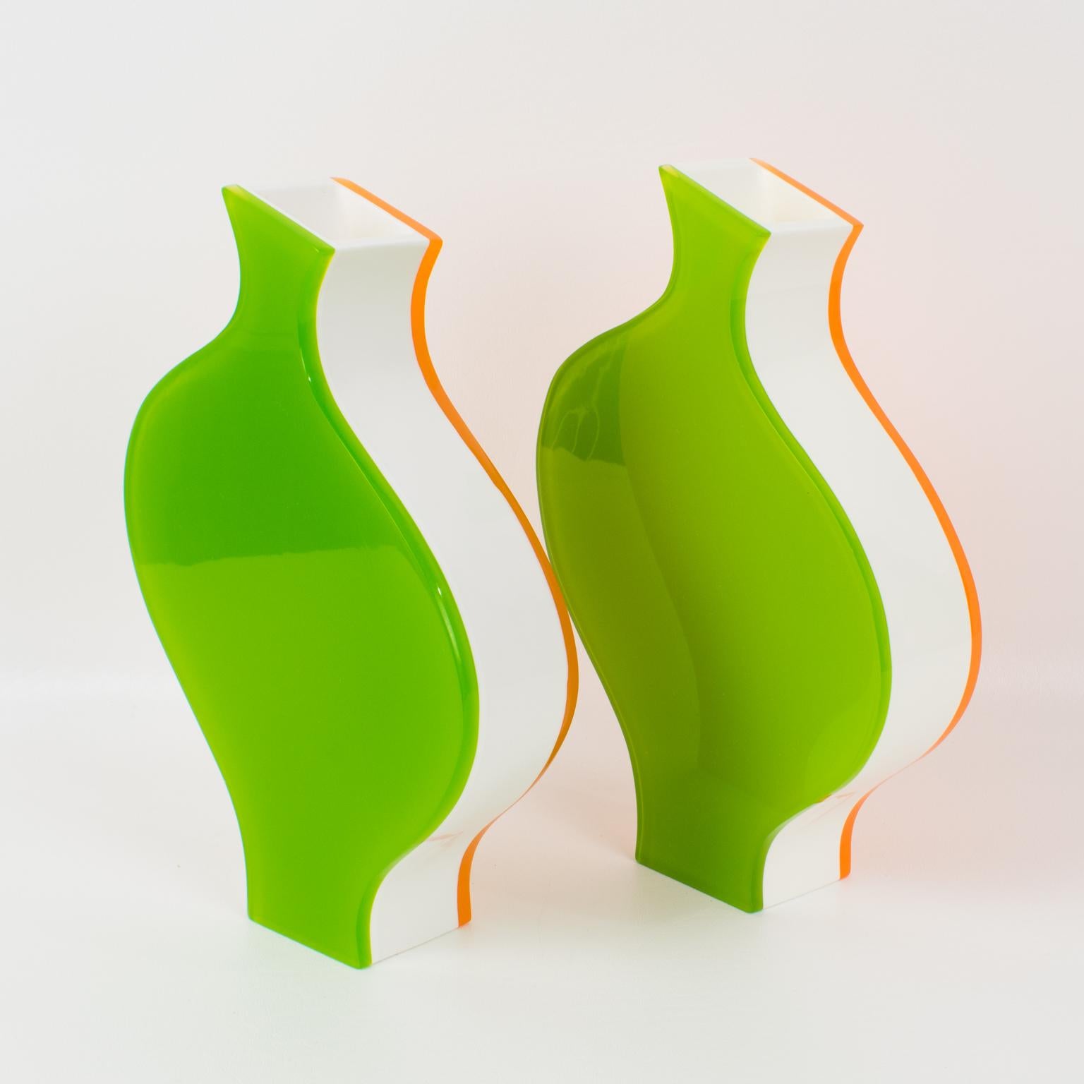 Vasi in lucite arancione e verde Villeroy & Boch, una coppia, circa 1990 In condizioni ottime in vendita a Atlanta, GA