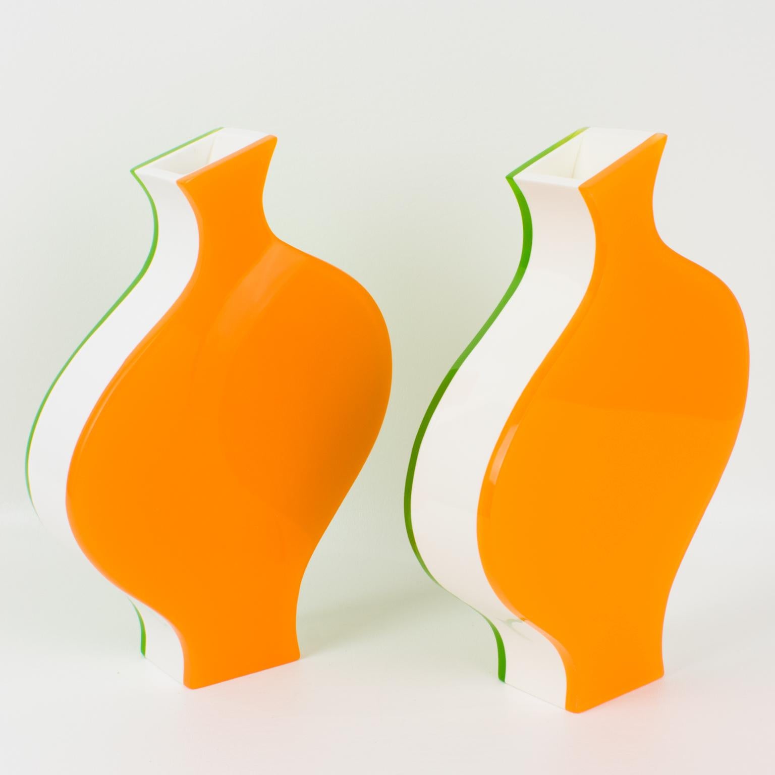 Allemand Vases en lucite orange et vert de Villeroy & Boch, une paire, vers 1990 en vente