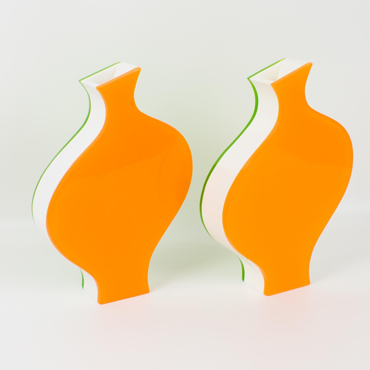 Lucite Vases en lucite orange et vert de Villeroy & Boch, une paire, vers 1990 en vente