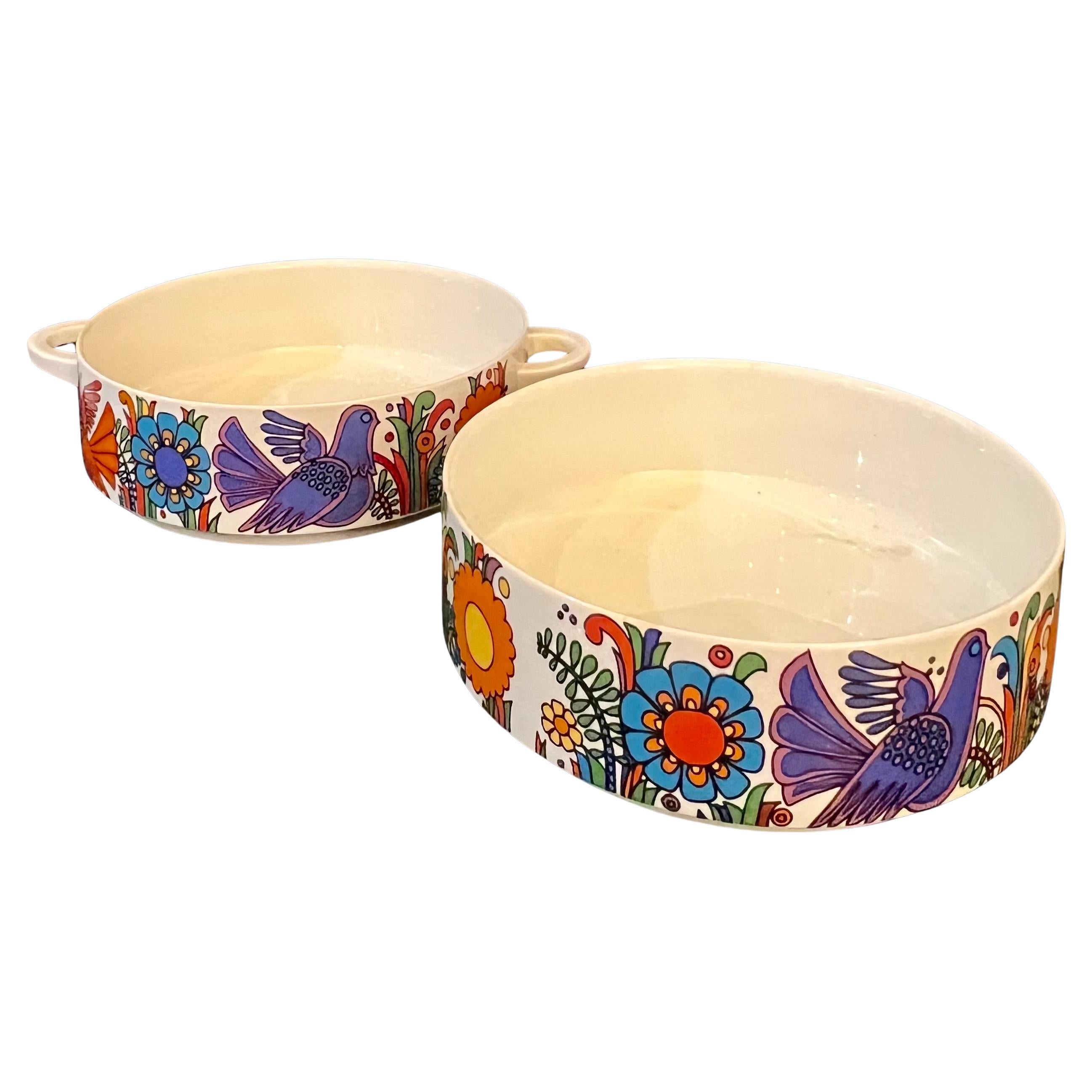 Magnifiques couleurs et superbe design sur ce set de bols de service empilables de collection, l'un avec poignées.  Villeroy & Boch un design mexicain unique Acapulco en excellent état.