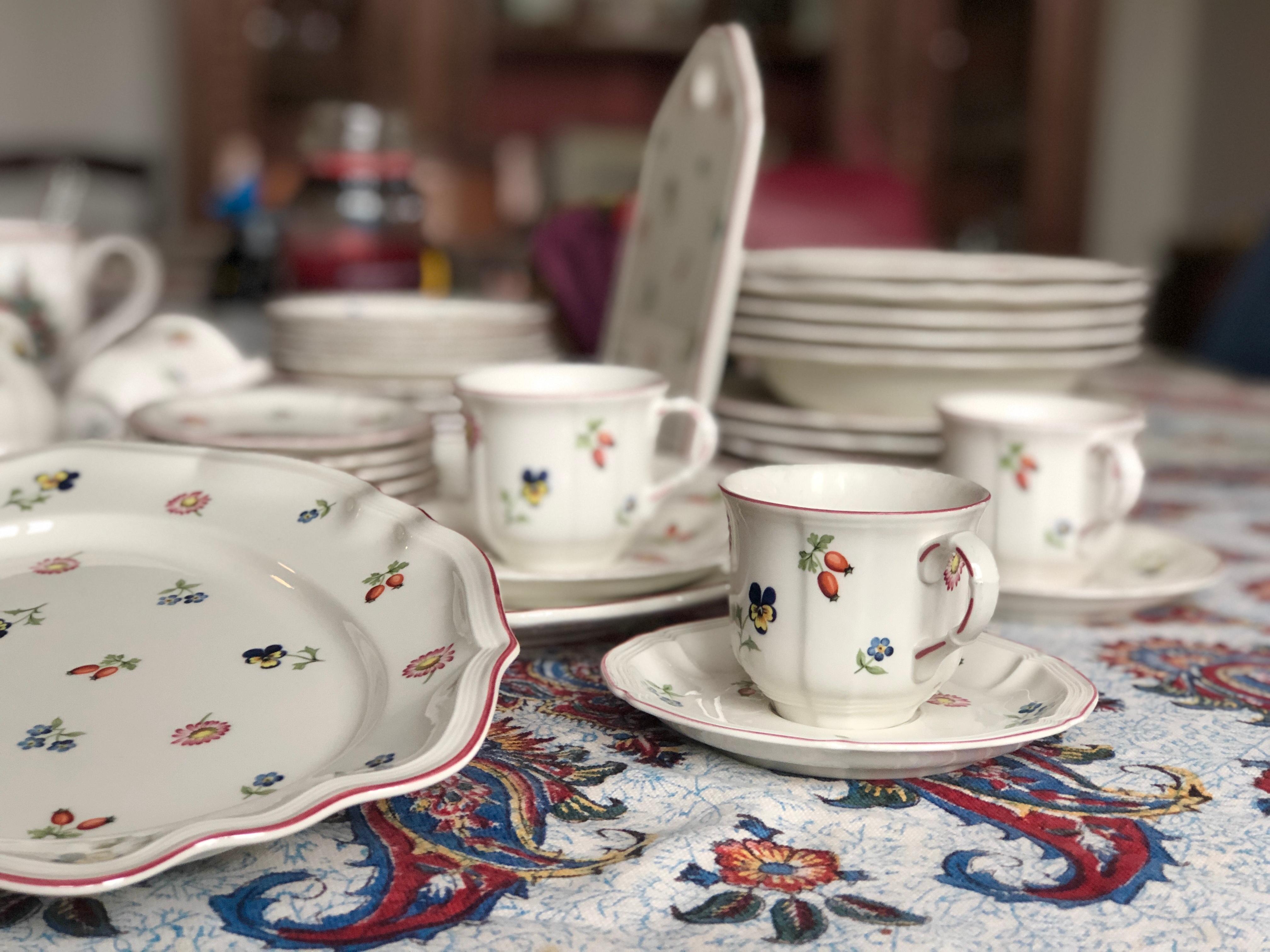 German Villeroy & Boch Petite Fleur Comprehensive Dinner, Tea and Coffee Service For Sale