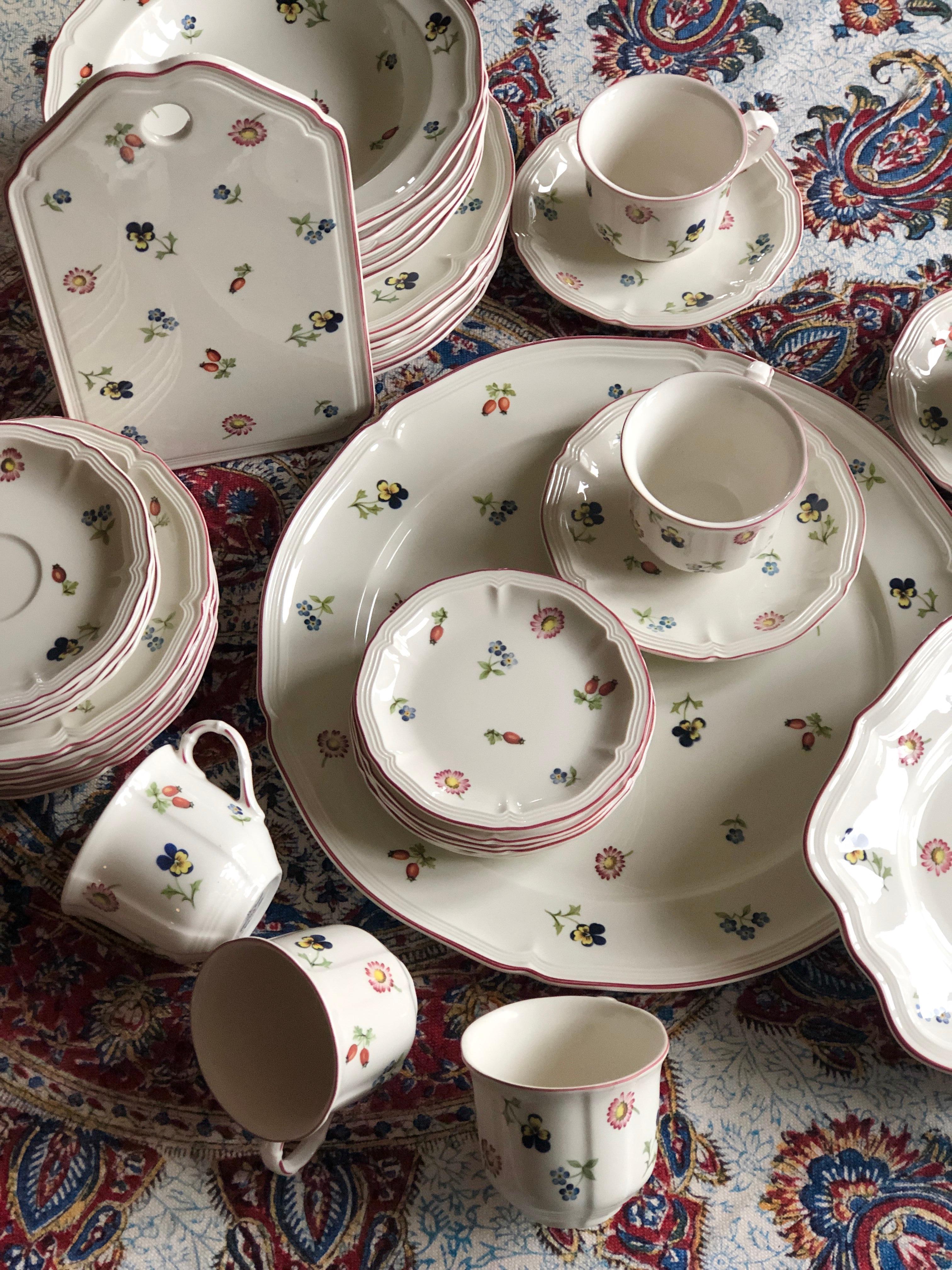 Villeroy & Boch Petite Fleur Comprehensive Dinner, Tea and Coffee Service In Good Condition For Sale In Sofia, BG