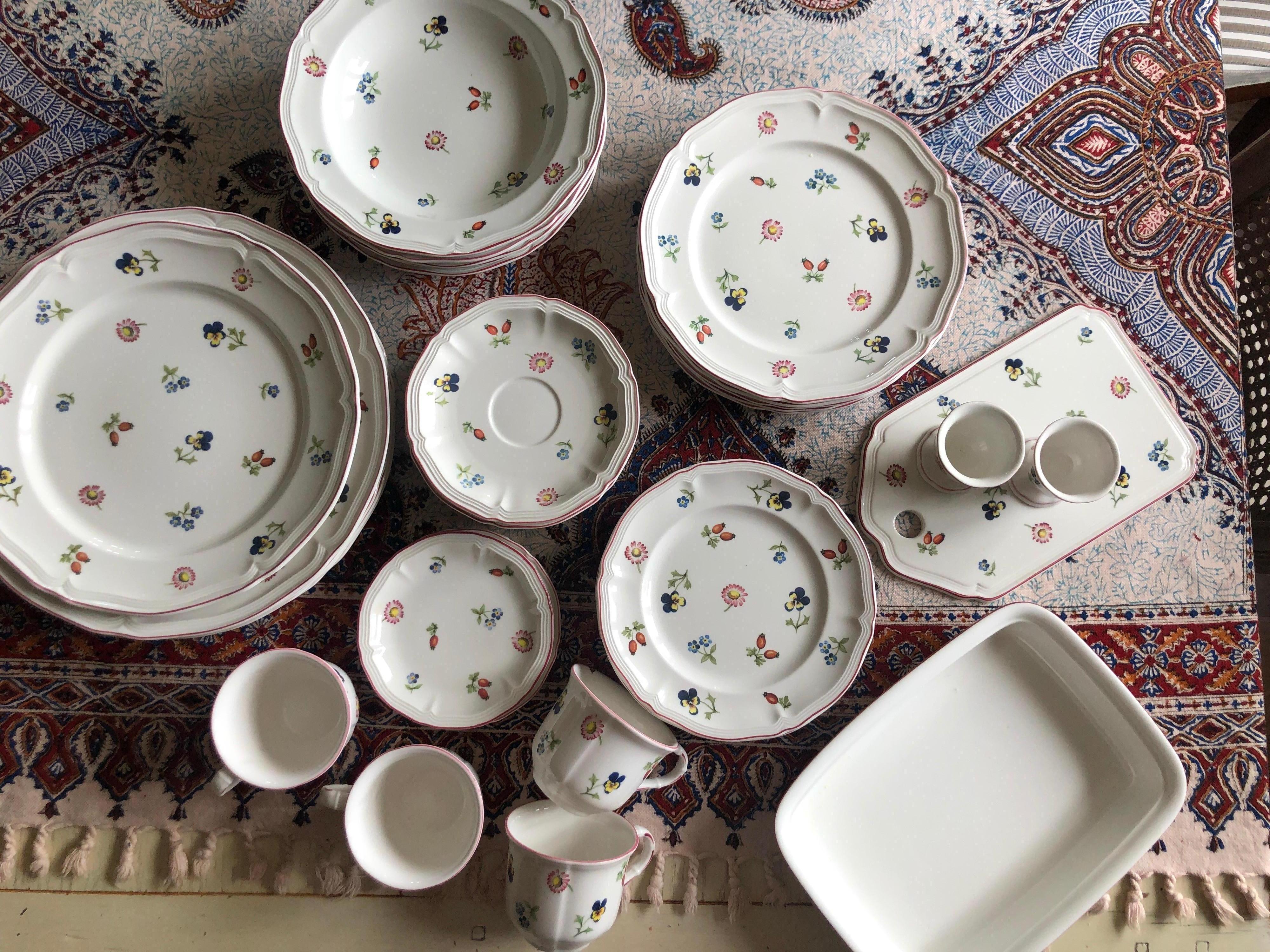 Porcelain Villeroy & Boch Petite Fleur Comprehensive Dinner, Tea and Coffee Service For Sale