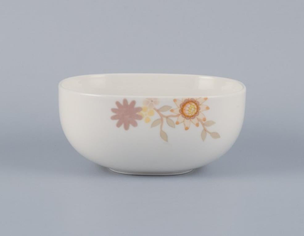 German Villeroy & Boch, porcelain bowl with sunflowers in retro design.  For Sale