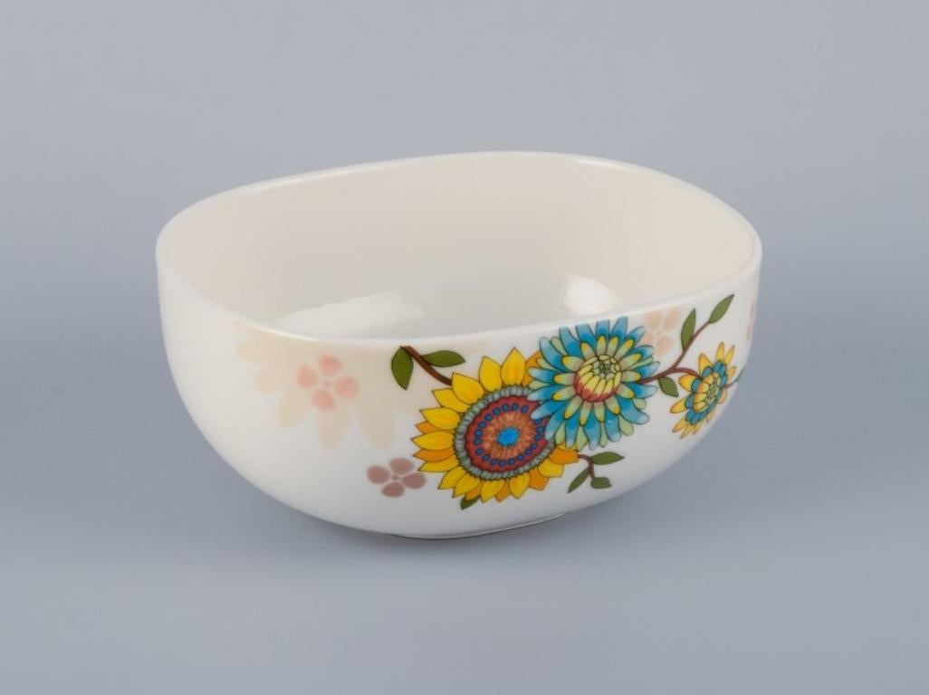 Hand-Painted Villeroy & Boch, porcelain bowl with sunflowers in retro design.  For Sale