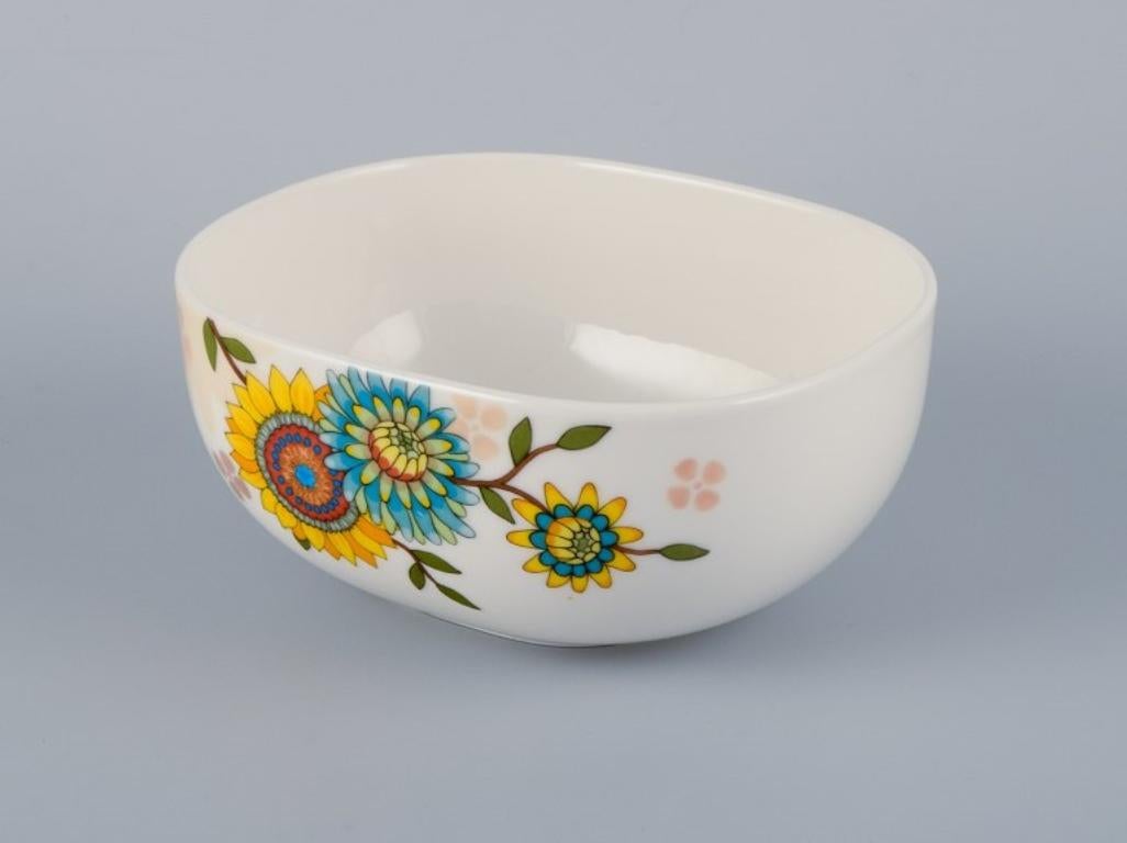 Villeroy & Boch, porcelain bowl with sunflowers in retro design.  In Excellent Condition For Sale In Copenhagen, DK