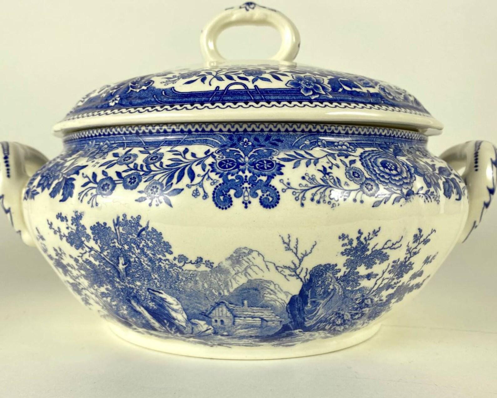 Offrez-vous cette grande tourière vintage, bol à soupe ou plat à gratin. Belle forme d'origine avec couvercle. 

Fabriqué en porcelaine. Vers les années 60. 

Allemagne. 

Avec l'image d'un ancien château sur les rives de la rivière 

Fabriqué par