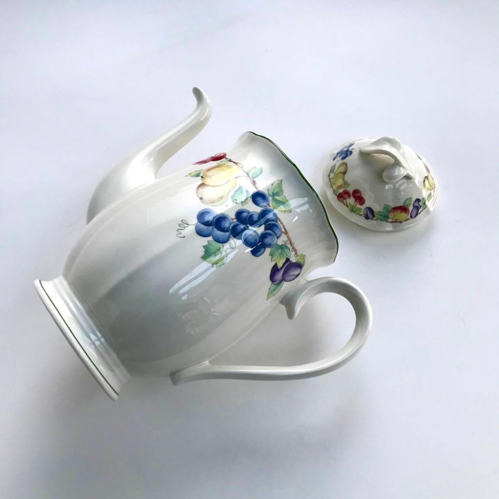 Vintage Villeroy & Boch Teapot from the famous Melina series.

The Melina series is no longer produced by Villeroy & Boch.

Porcelain.

In excellent condition, no chips, cracks or crazing. 

Size:

Height. -  8.8    Inc    22.5 cm.

Volume - 40.5 fl