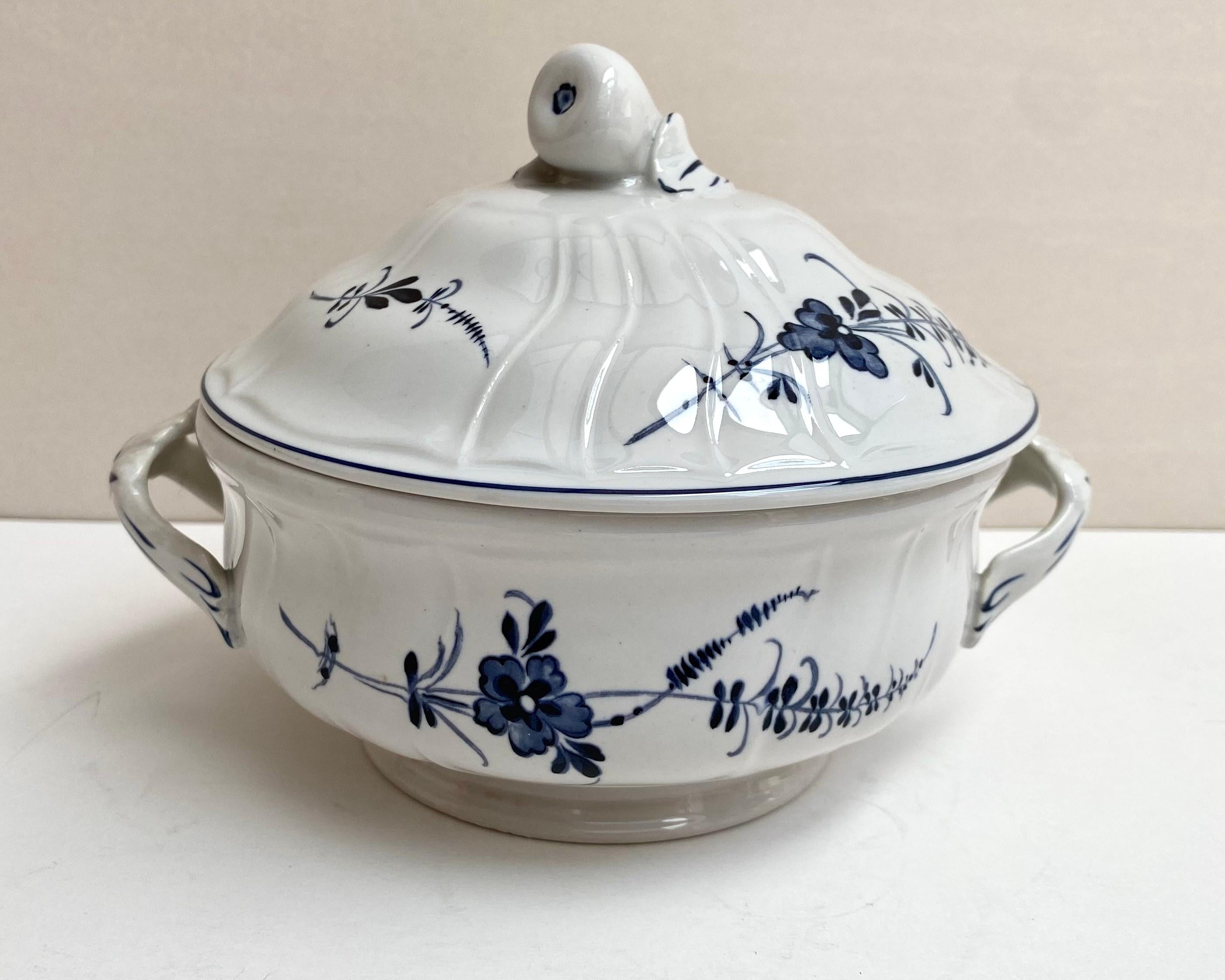 We offer a porcelain candy bowl from the Vieux Luxemburg series from the cult manufacturer Villeroy and Boch, which is in high demand among customers, grace and elegance are perfectly reflected in this series.

Its incredible blue hand-painted