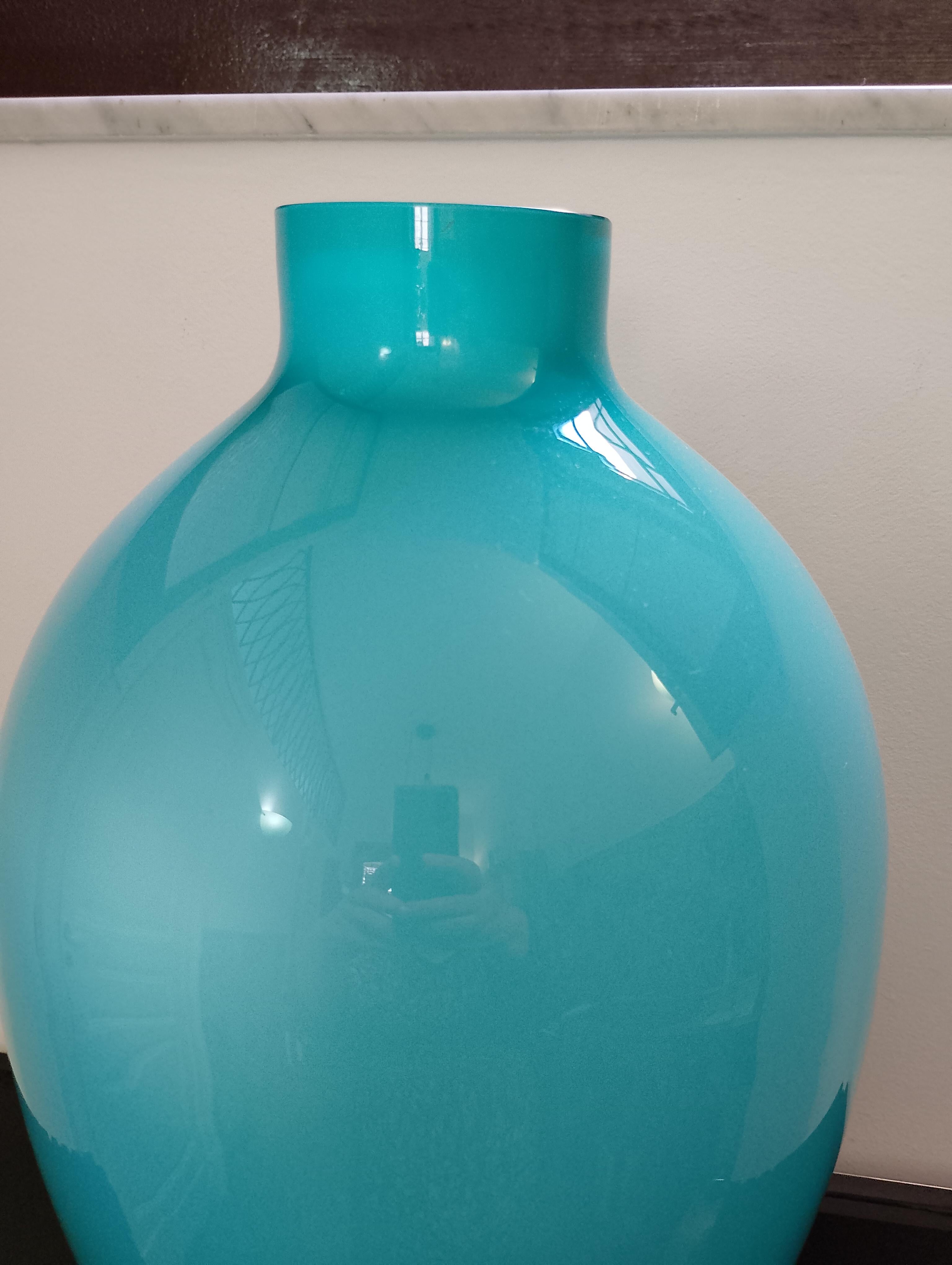 Grande vaso in vetro di Villeroy & Boch. Marchio del produttore inciso sulla base. Vetro color acquamarina dalla forma organica. Da utilizzare come vaso decorativo o funzionale per contenere fiori o altri elementi decorativi.
In ottime condizioni