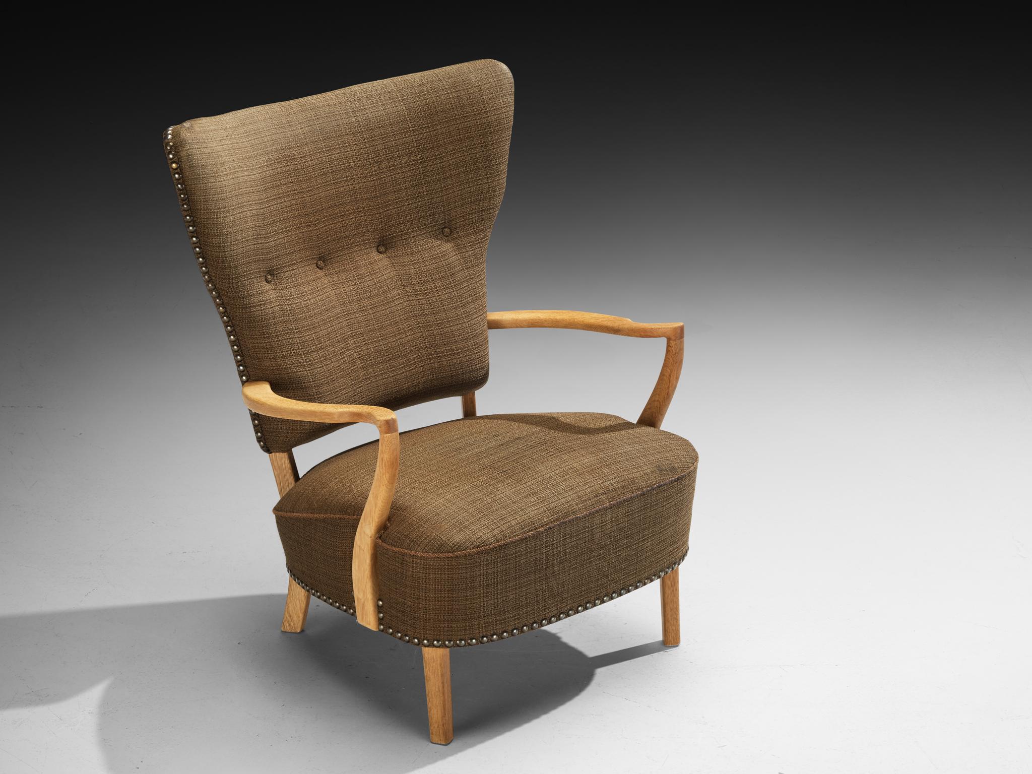 Villy Sørensen para Frederik Stærmose sillón de salón, roble, tela, metal, Dinamarca, años 50

Este elegante y escultural sillón fue diseñado por el ebanista danés Villy Sørensen para Frederik Stærmose en la década de 1950.  Cuidadosamente