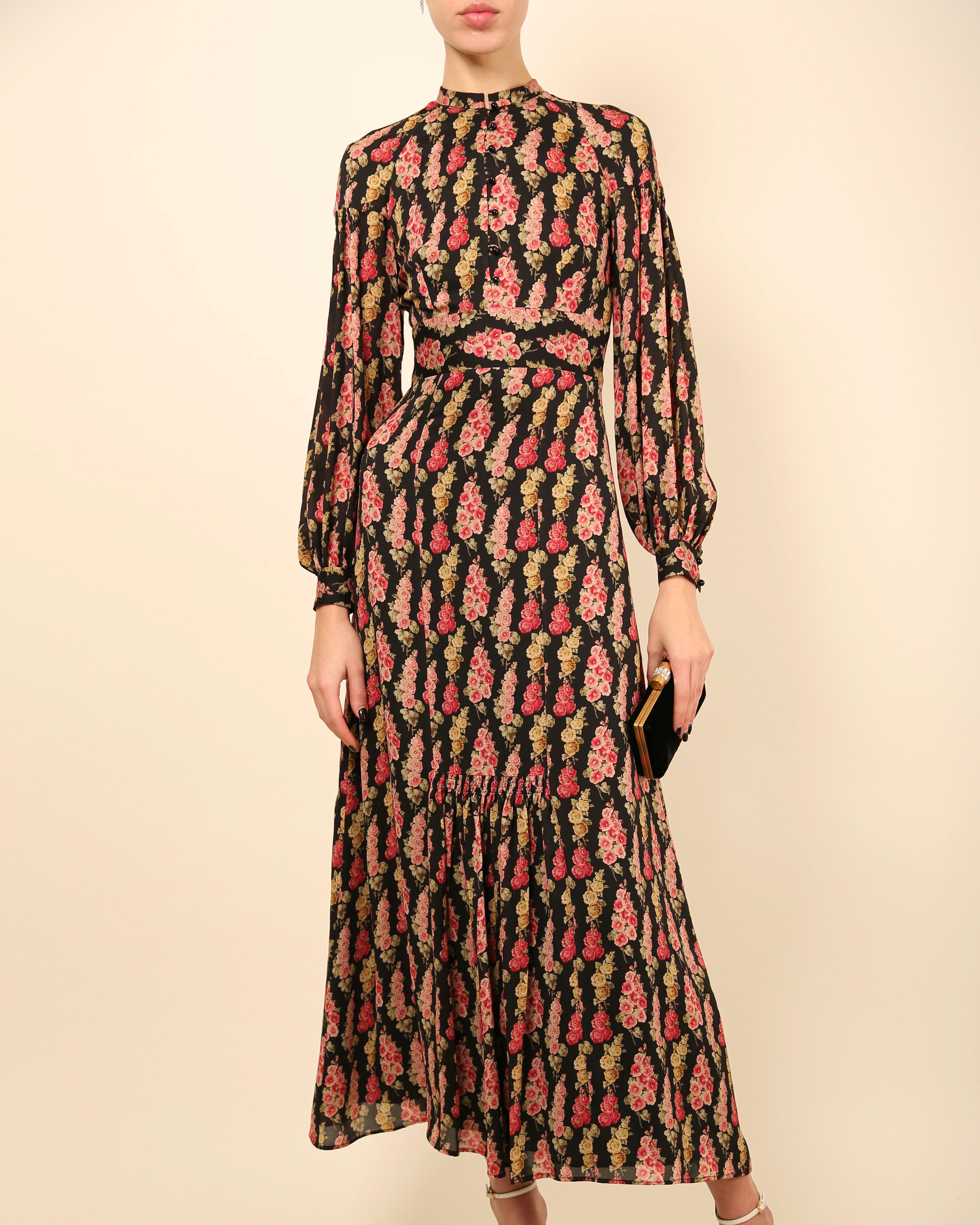 Marron Vilshenko - Robe longue en soie à manches bouffantes et encolure dégagée, imprimé floral rose et noir XS - S en vente