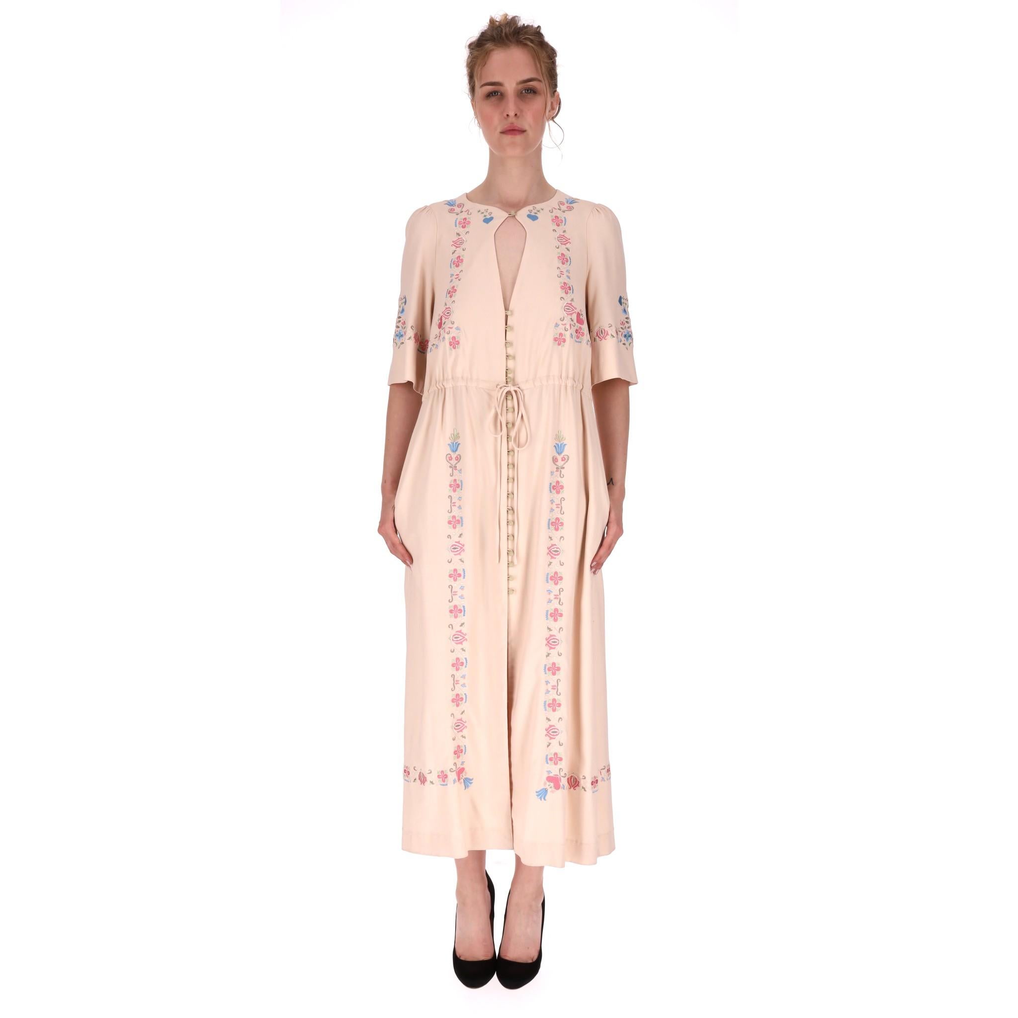 Vestido bordado de seda Vilshenko

Vestido marfil diseñado con bordados folclóricos vintage multicolores.

Detallada con cierre de botones a lo largo del centro y escote de pico.

Con mangas cortas holgadas y cintura con cordón.

Talla -M (Falta la
