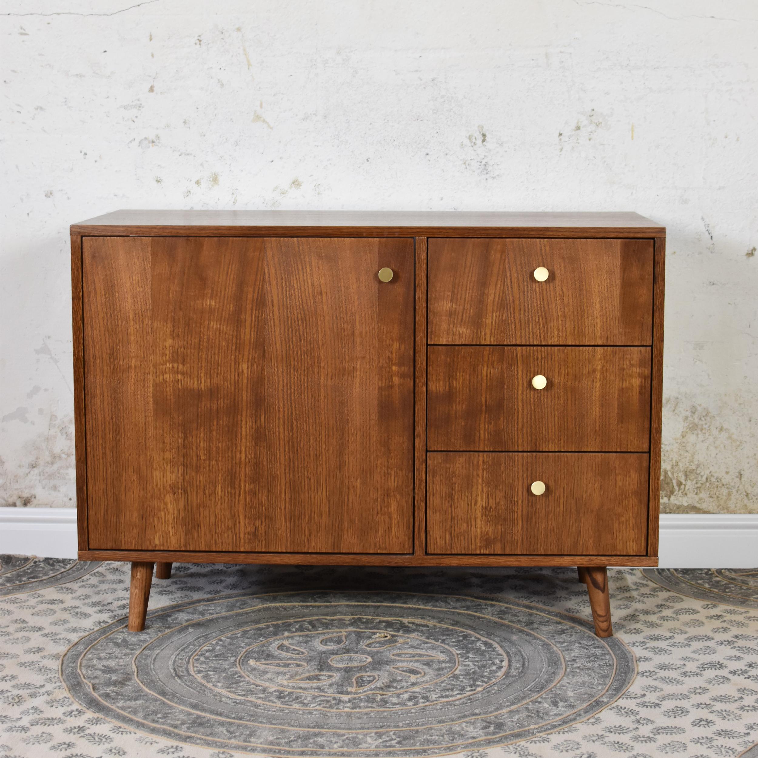 Armadio medio Vina di Pastform
Dimensioni: P 45 x L 100 x H 75 cm.
Materiali: Legno colorato e verniciato.

Disponibile in diverse finiture di colore del legno: BPA, Nobel, Brandy, Whisky, Rum, Natura e Schwartz. Disponibile in tre diverse