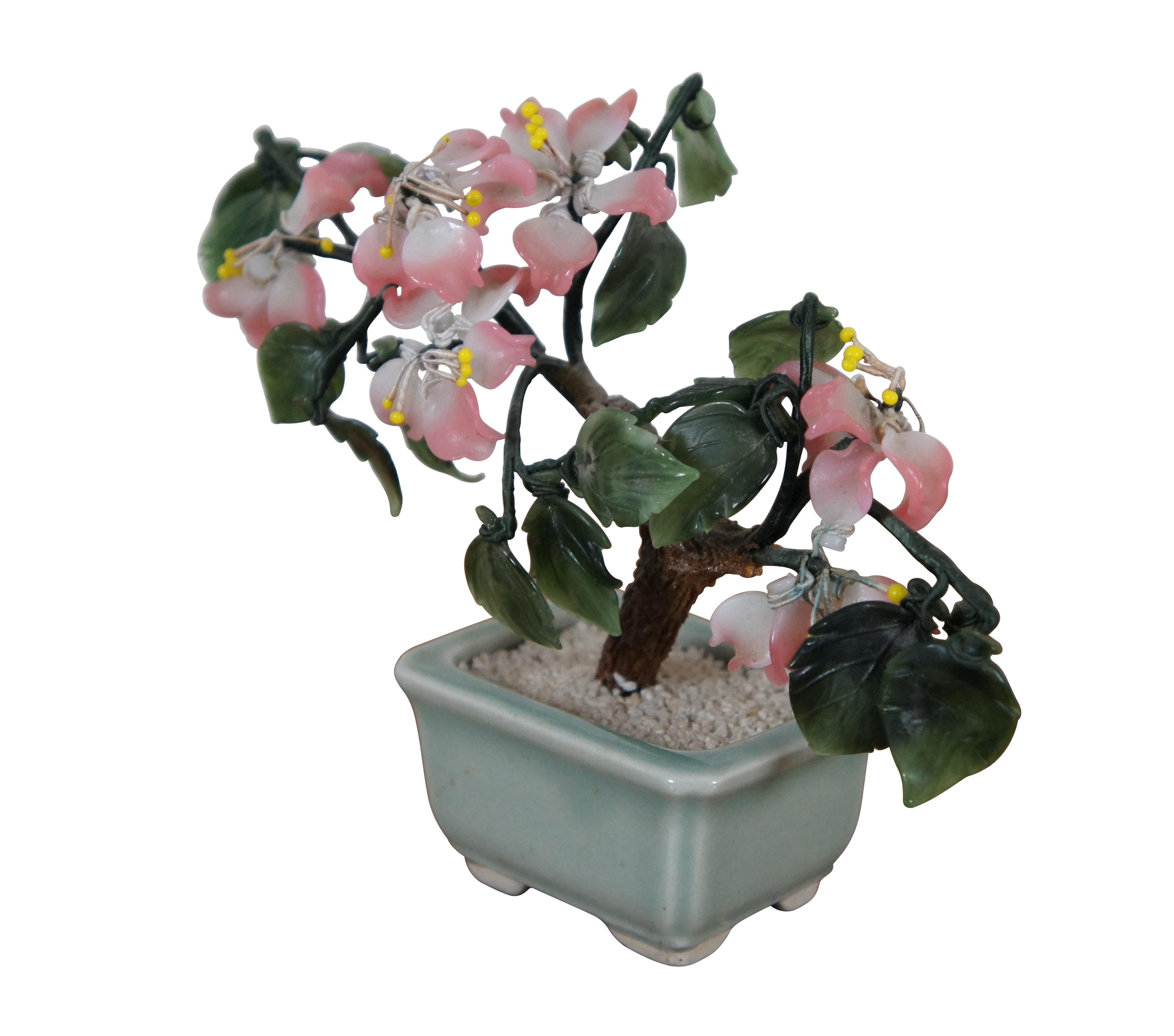 Vintage geschnitzt Quarz / Jade Sakura / Cherry Blossom Bonzai Baum mit der rosa Blume und grünen Blättern, in grün celedon Porzellan Pflanzer montiert.

Abmessungen:
8