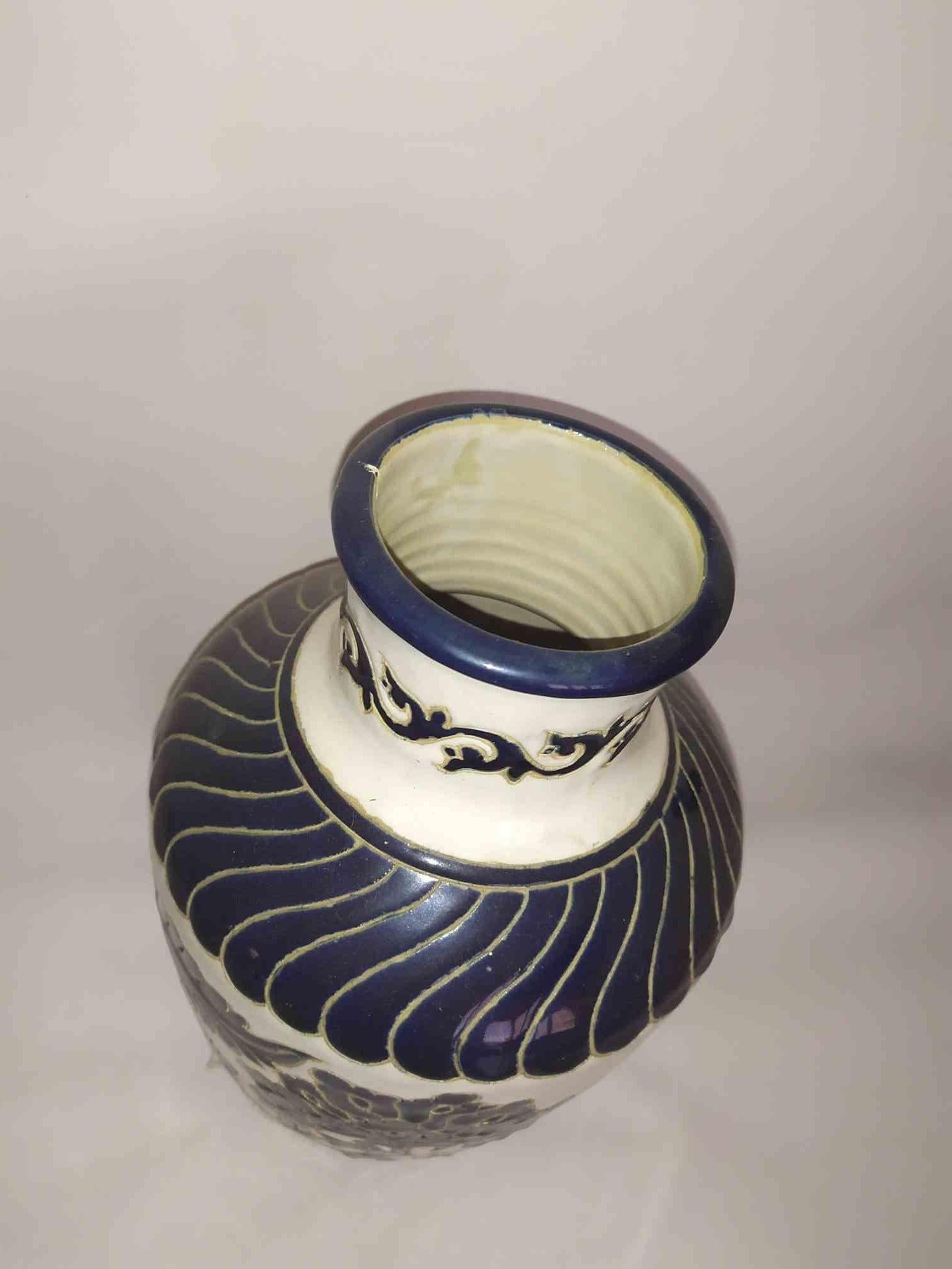 Schöne Vase, die in Capodimonte (Neapel) in den 1960er Jahren hergestellt wurde.

Handgefertigt und bemalt.

Sehr kleiner Chip auf der Oberseite des Halses.
 