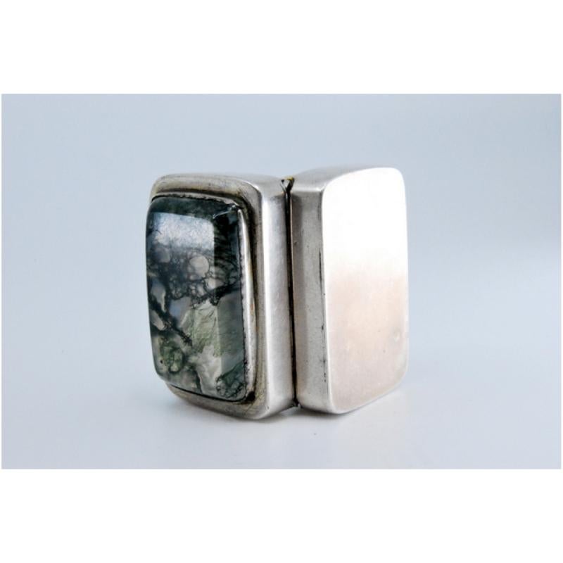 European Vinaigrette box in silver and gold with hard stone application on the lid For Sale