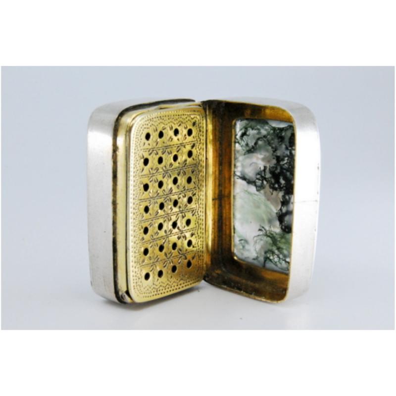 Vinaigrette box in silver and gold with hard stone application on the lid In Good Condition For Sale In Porto, PT