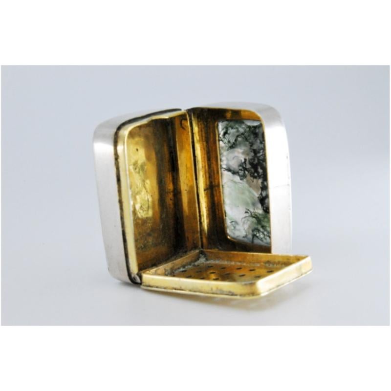 20th Century Vinaigrette box in silver and gold with hard stone application on the lid For Sale