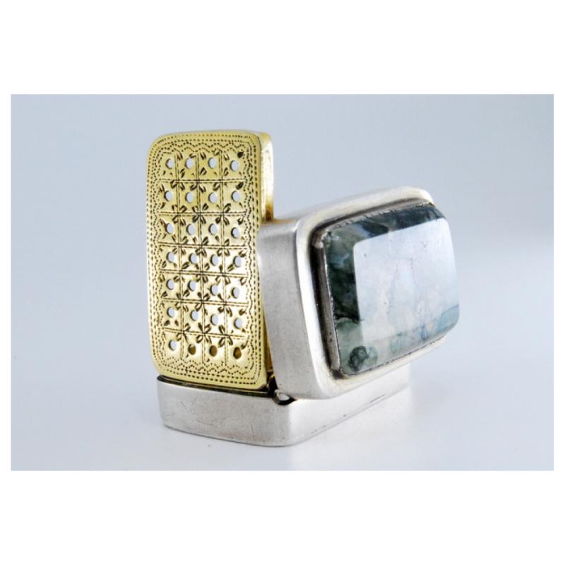 Silver Vinaigrette box in silver and gold with hard stone application on the lid For Sale