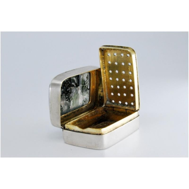 Vinaigrette box in silver and gold with hard stone application on the lid For Sale 1