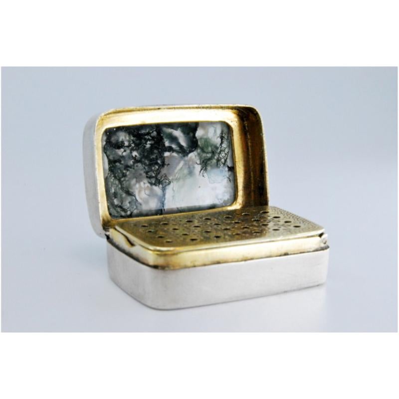 Vinaigrette box in silver and gold with hard stone application on the lid For Sale 2