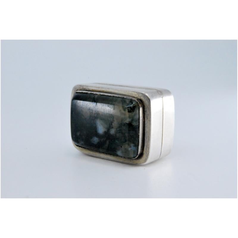 Vinaigrette box in silver and gold with hard stone application on the lid For Sale 3