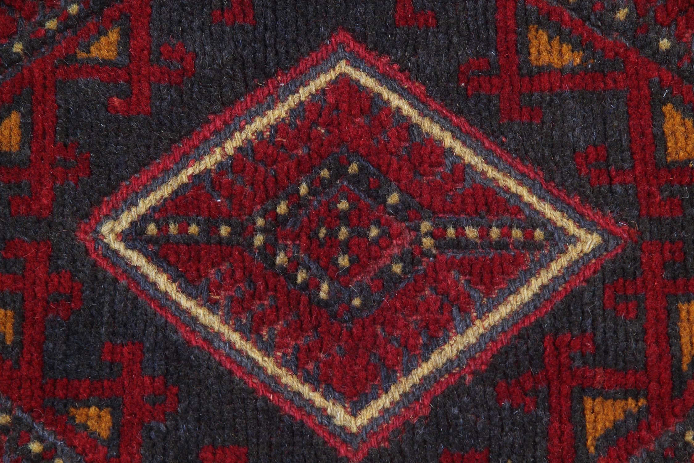 Dieser handgefertigte Teppich beeindruckende antike rote Teppich wird von unseren Meisterwebern in Kaukasien hergestellt. Diese besonderen Teppichläufer werden mit natürlichen pflanzlichen Farbstoffen hergestellt. Die gemusterten Teppiche zeigen ein