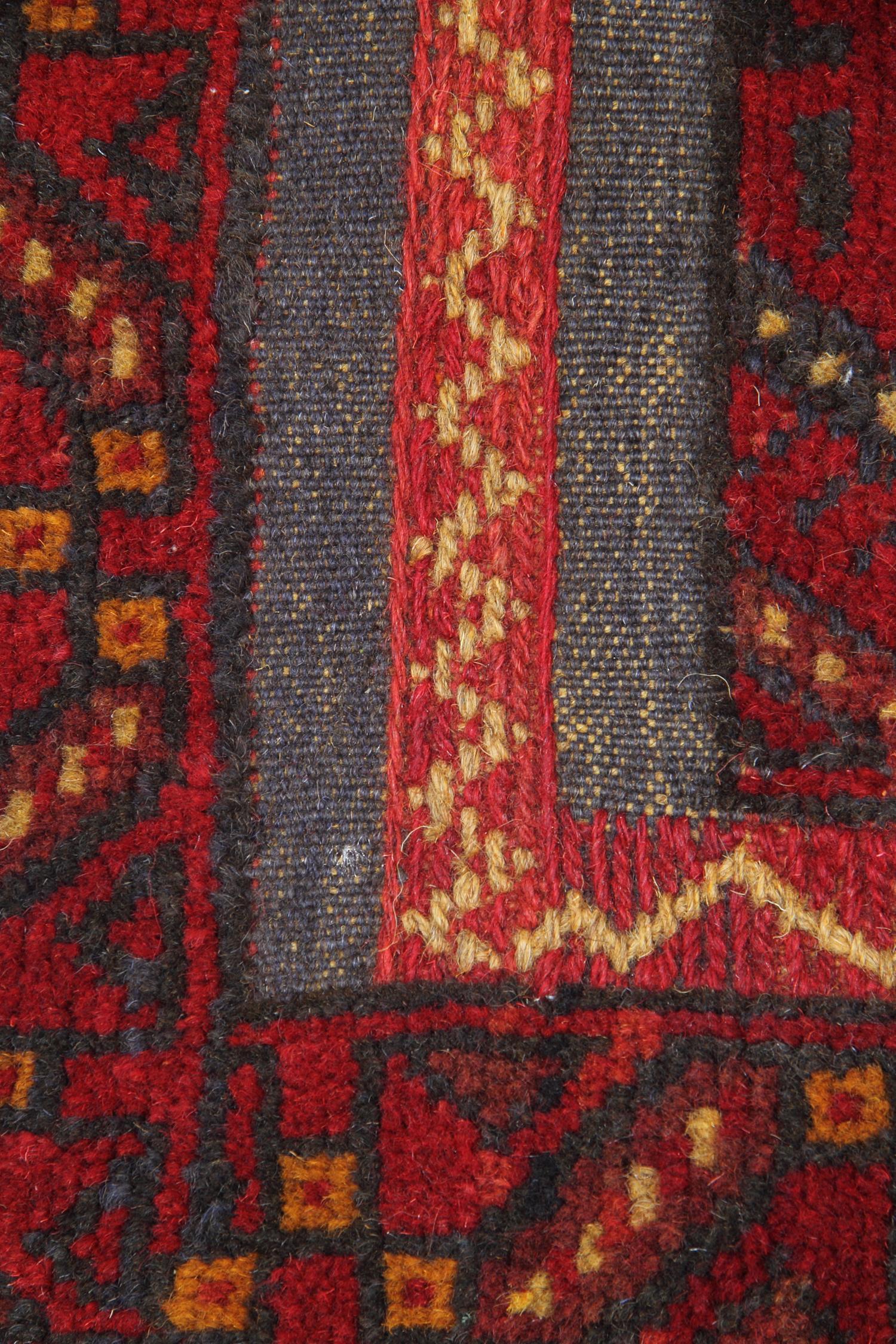 Vintage Oriental Rug Runner Rot Traditionell Kaukasisch Handgefertigt Teppich Läufer (Rustikal) im Angebot