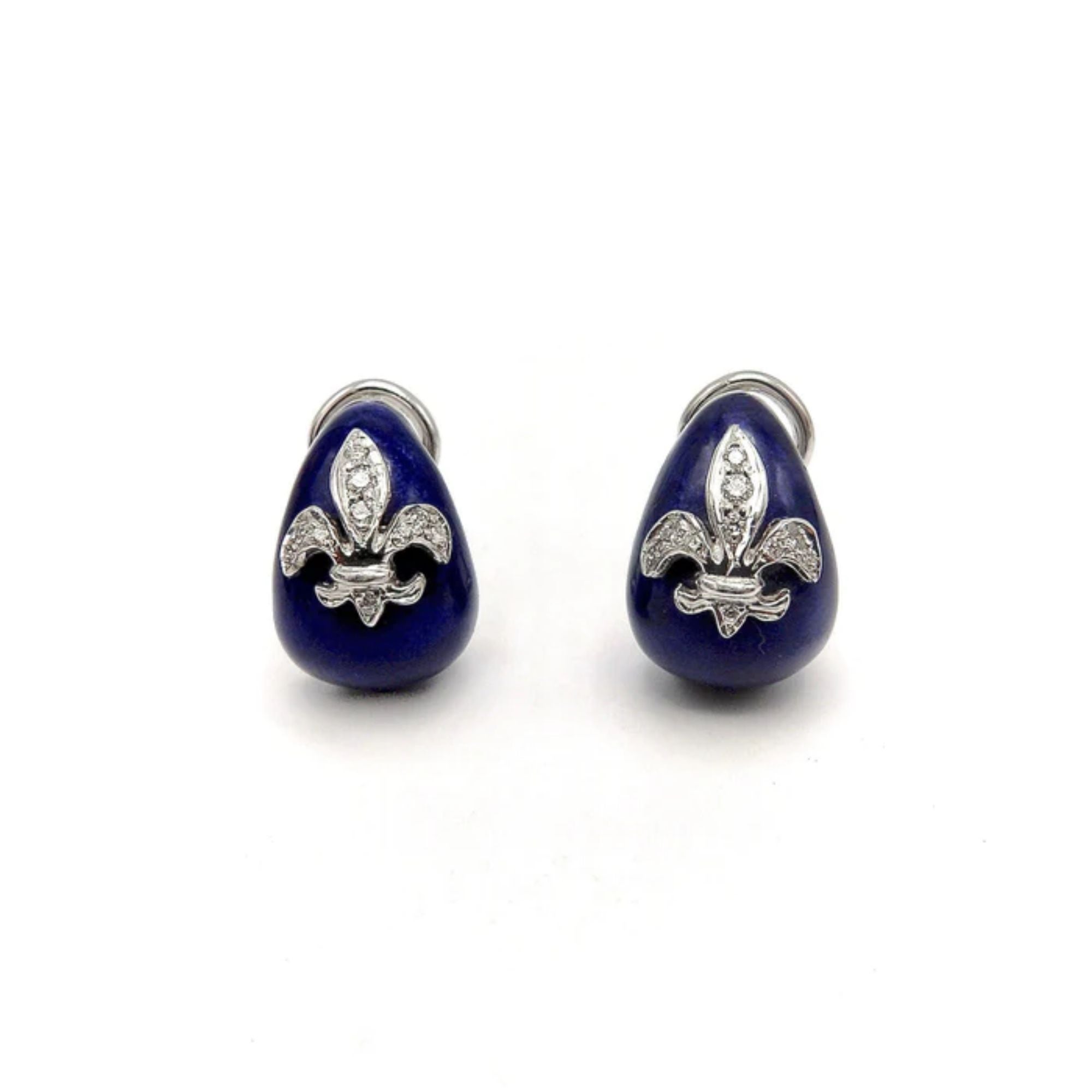 Dies ist ein wunderschönes Paar Ohrringe aus 18 Karat Weißgold mit emaillierten Fleur-de-Lis und Diamanten. Jeder Ohrring hat eine kobaltblaue Emaillierung, die sich zu einem konkaven Tropfen formt. 10 runde Diamanten im Brillantschliff formen in