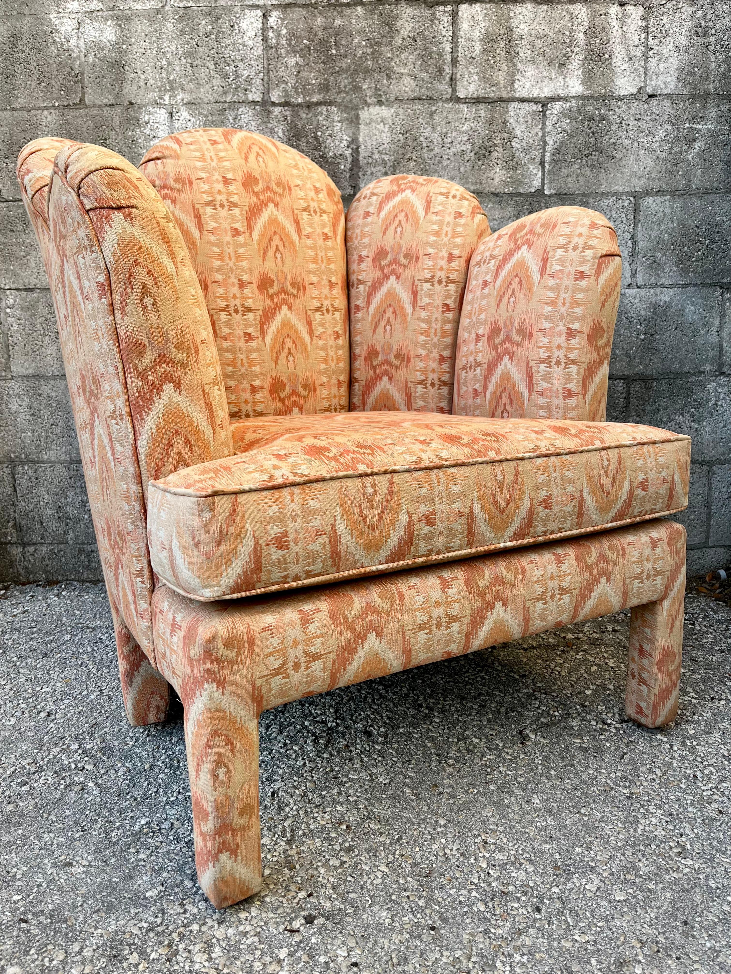 Sedia da salotto/accento vintage in stile Art Deco Revival completamente imbottita. Circa fine anni '70 - inizio anni '80 
Presenta l'imbottitura originale, lo schienale a botte, lo schienale smerlato e un cuscino di seduta rimovibile. 
In