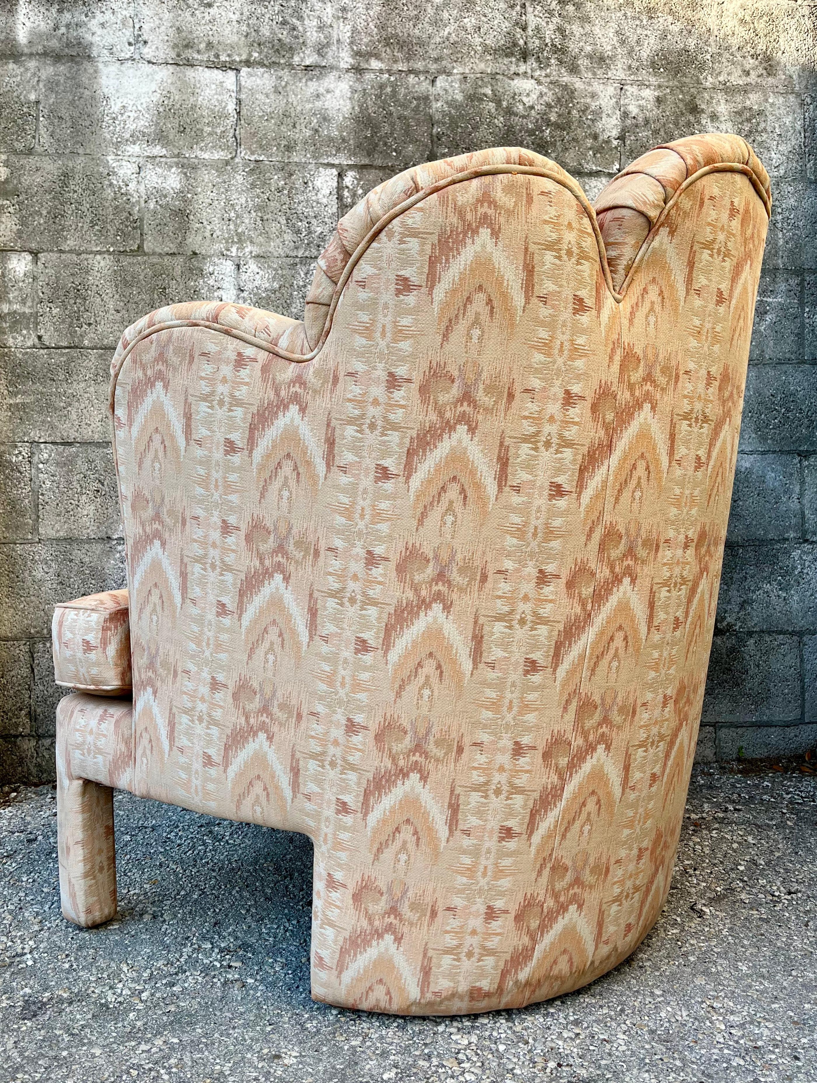 Tappezzeria Sedia da salotto / poltrona da salotto completamente imbottita Vinatge 1980 Art Deco Revival. in vendita