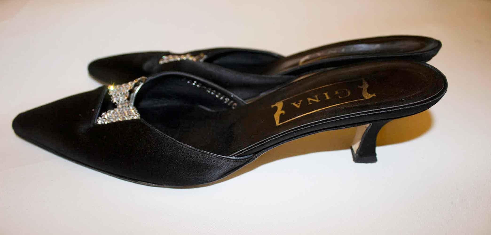 Mules en satin noir Gina Vinatge Pour femmes en vente